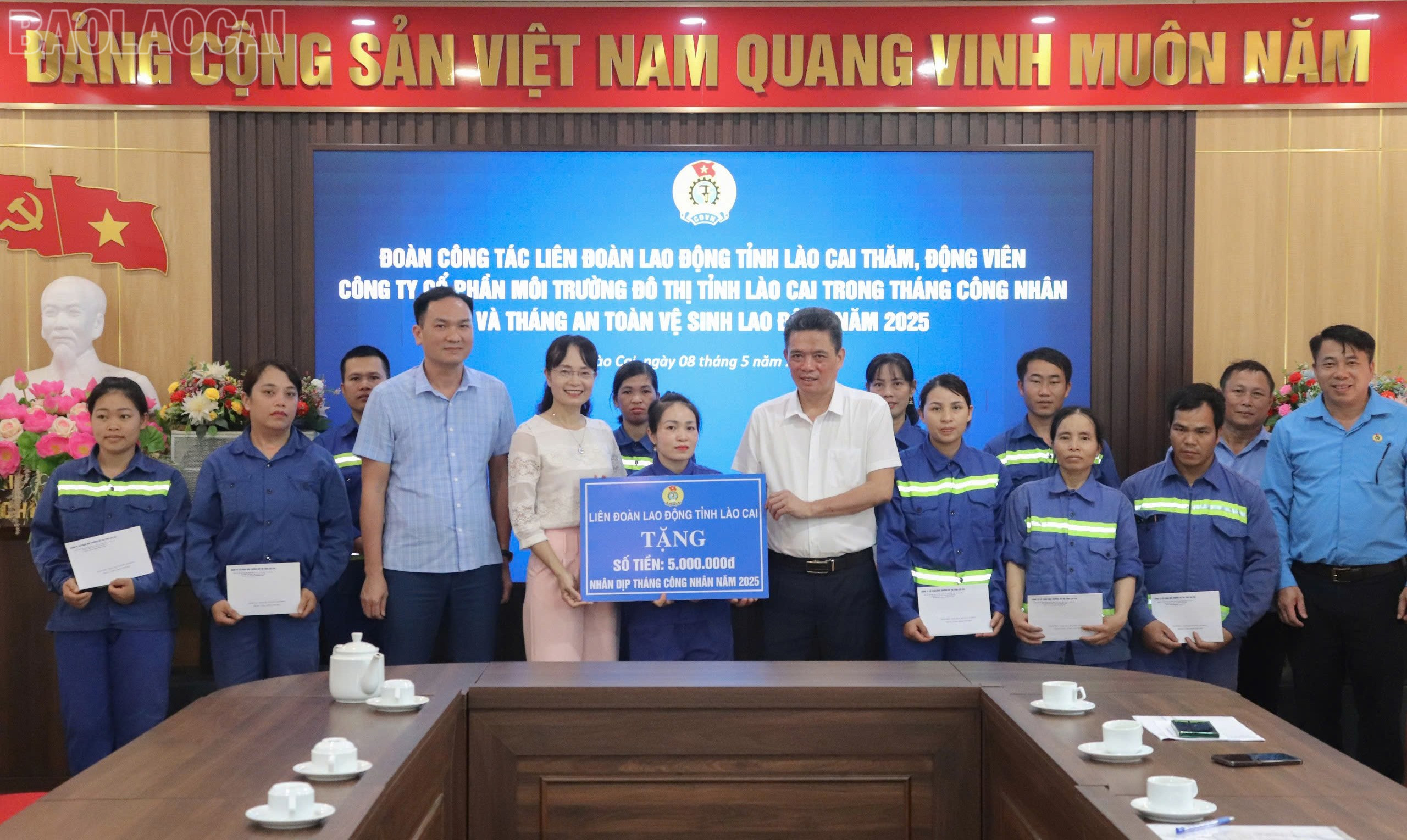 Đoàn công tác thăm, động viên và tặng quà Công ty Cổ phần Thương mại Thành Công và Công ty Cổ phần Môi trường đô thị tỉnh Lào Cai. baolaocai-tl_z6580784024455-dad38c254fa6a9a154ea2e6c687fe5e6.jpg