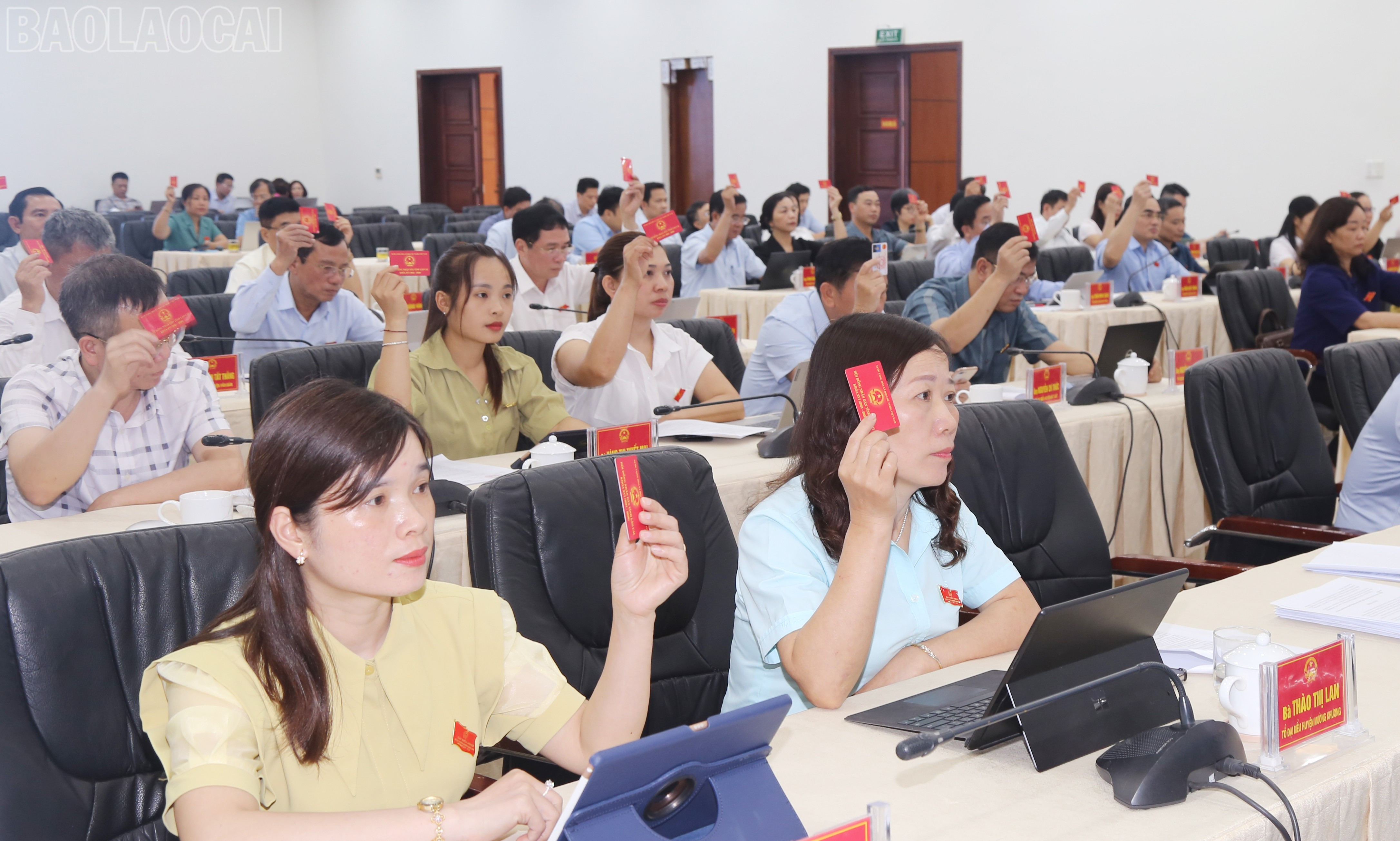 Đại biểu dự kỳ họp biểu quyết thông qua các nghị quyết. baolaocai-tl_img-7351.jpg
