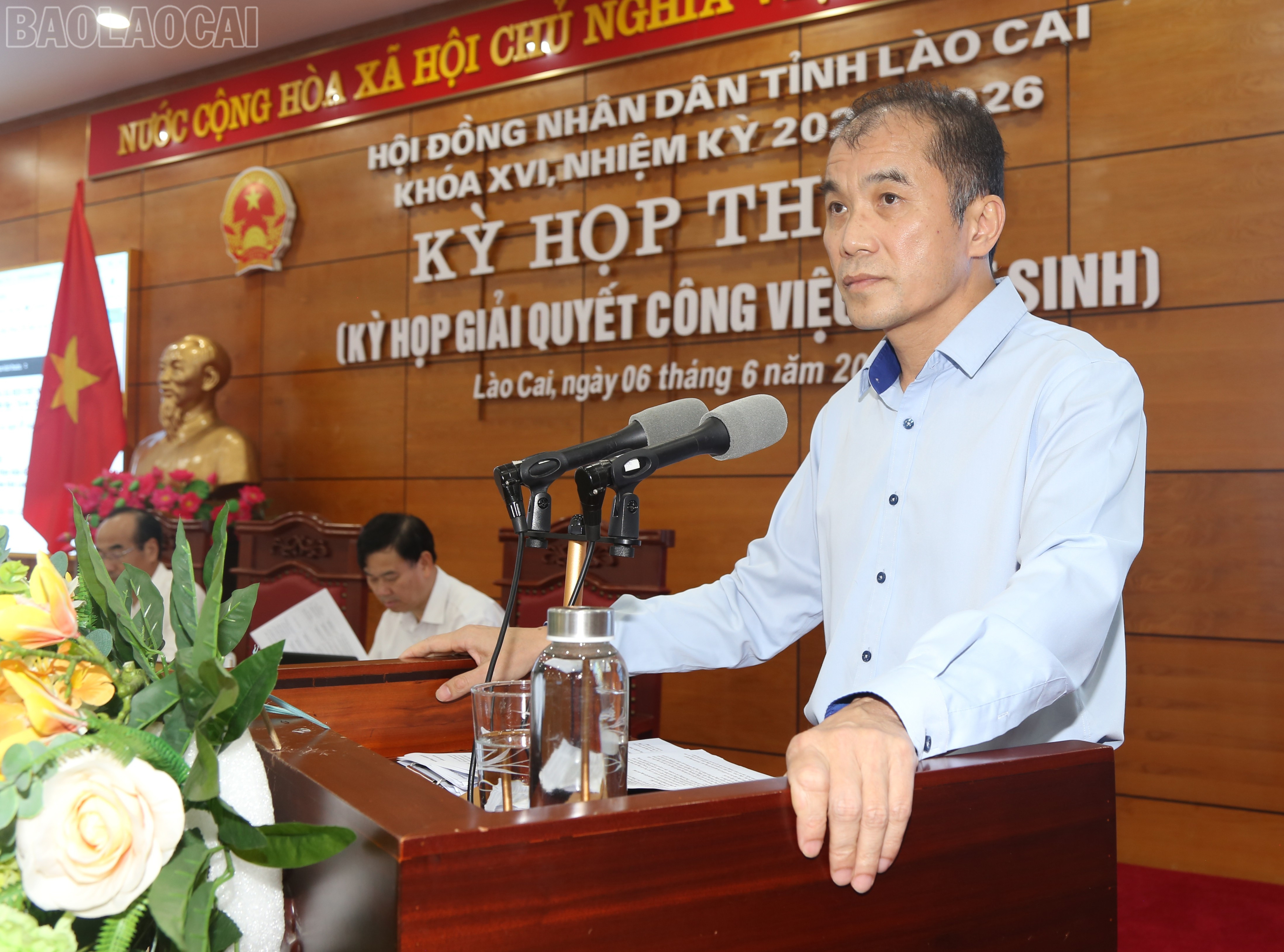 Lãnh đạo các sở, ngành trình bày tờ trình. baolaocai-tl_img-7344.jpg