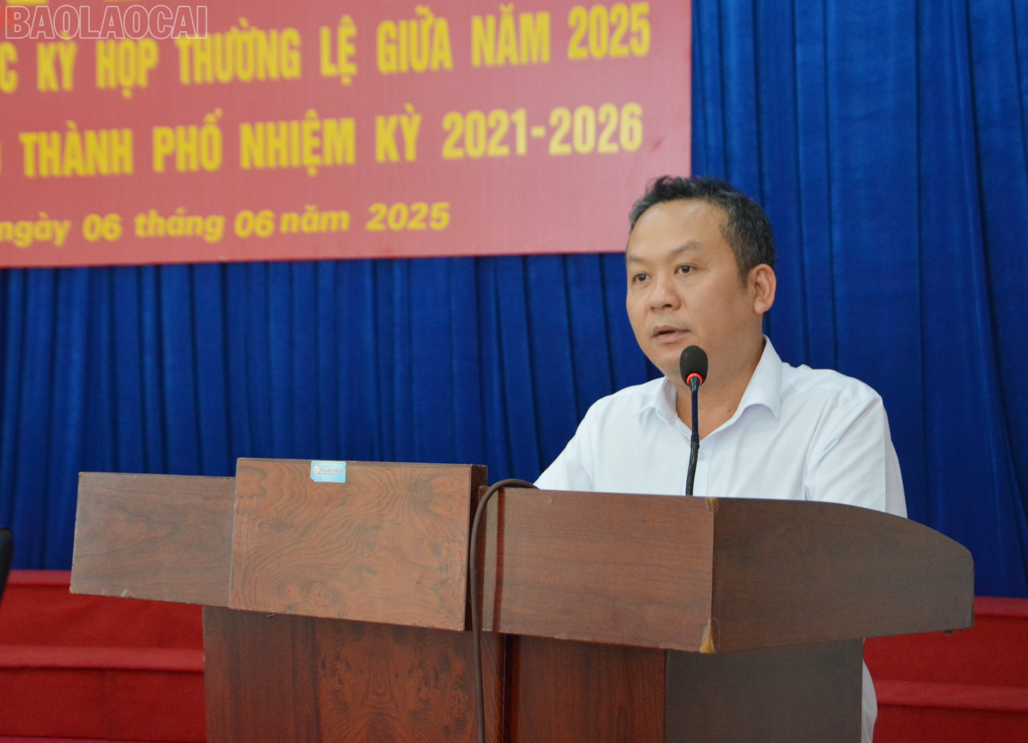 Lãnh đạo UBND thành phố Lào Cai trả lời ý kiến cử tri. baolaocai-tl_dsc-6948.jpg