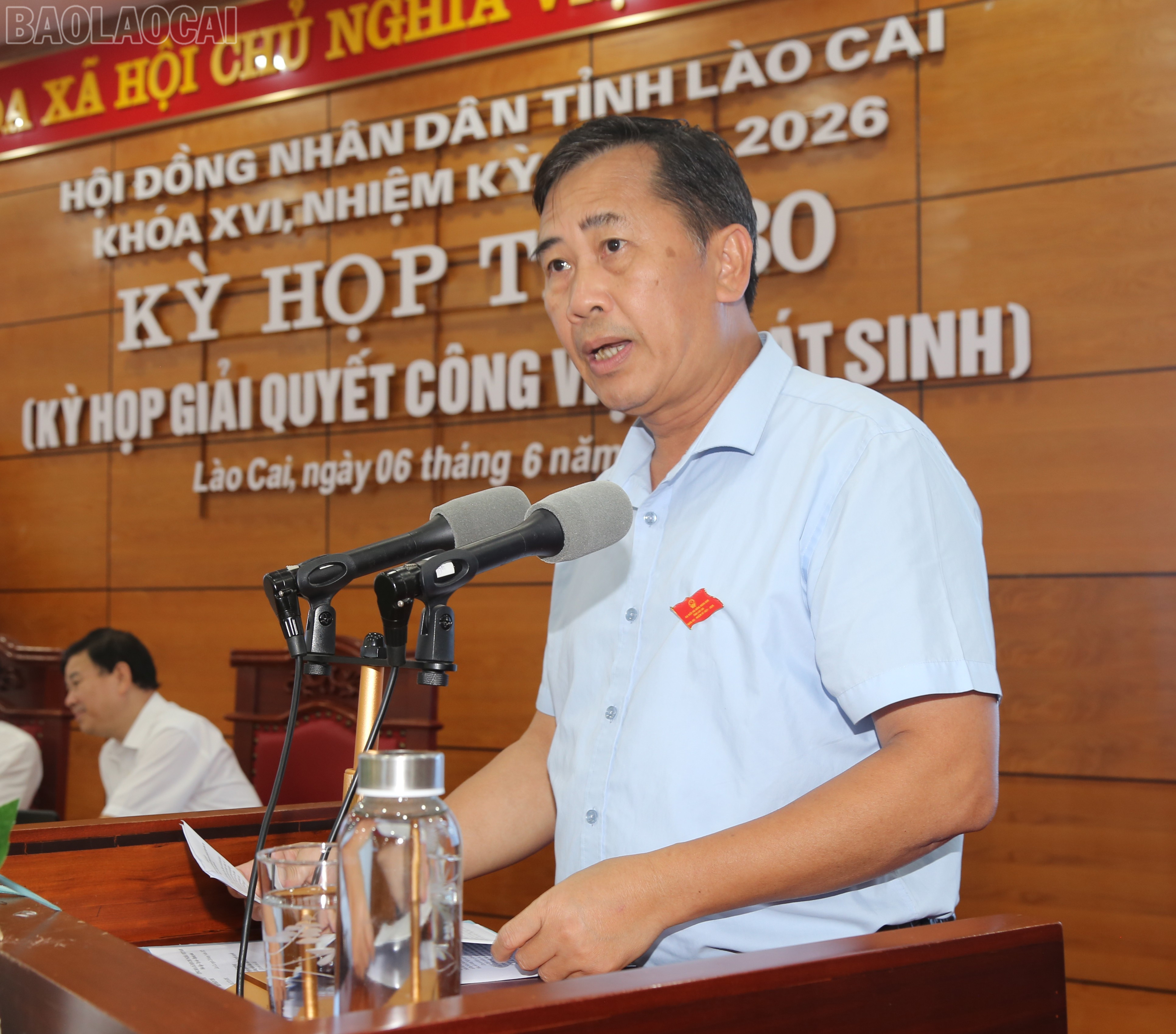Lãnh đạo ban HĐND tỉnh trình bày báo cáo thẩm tra dự thảo nghị quyết. baolaocai-tl_img-7333.jpg