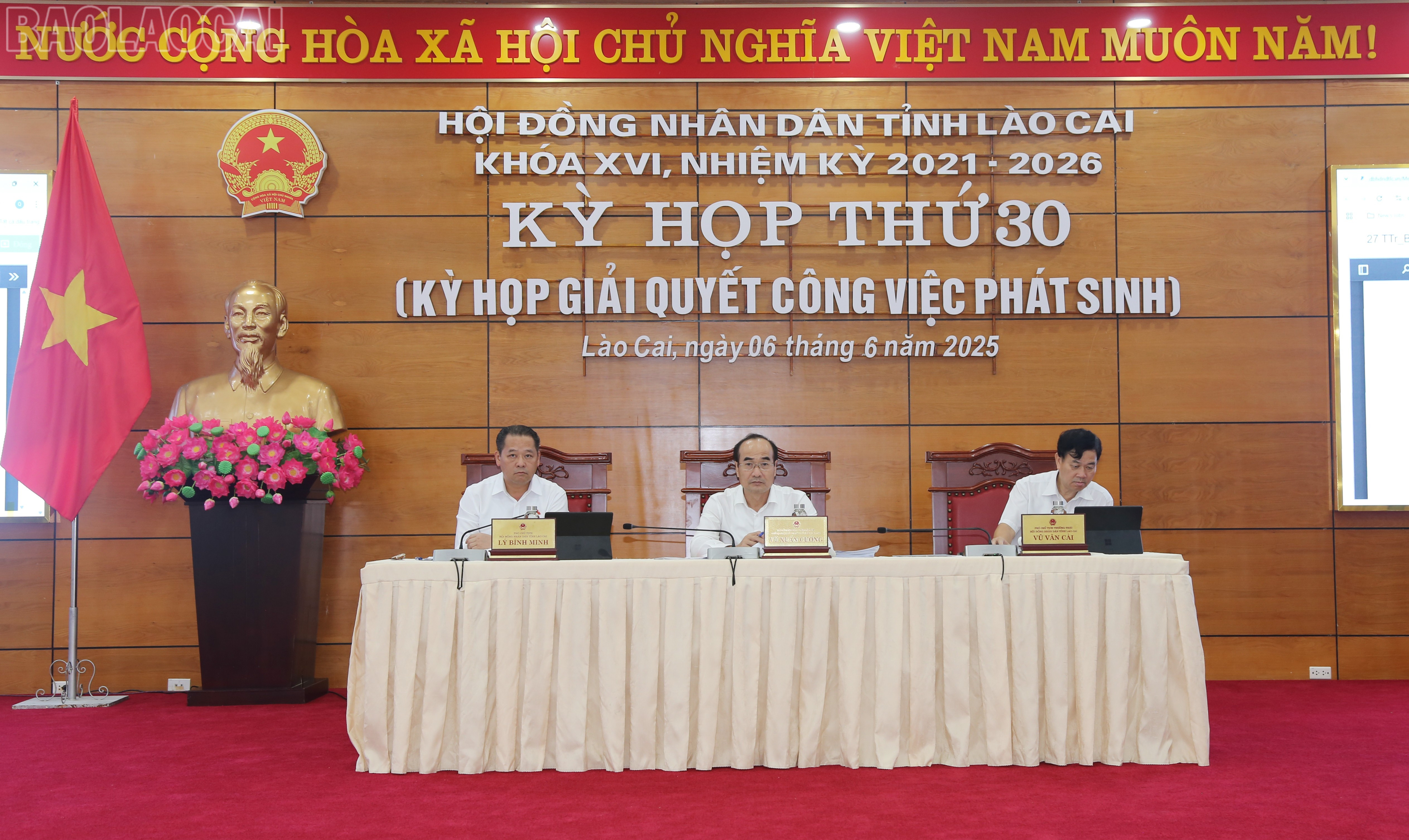 Các đồng chí Thường trực HĐND tỉnh điều hành kỳ họp. baolaocai-tl_img-7340.jpg
