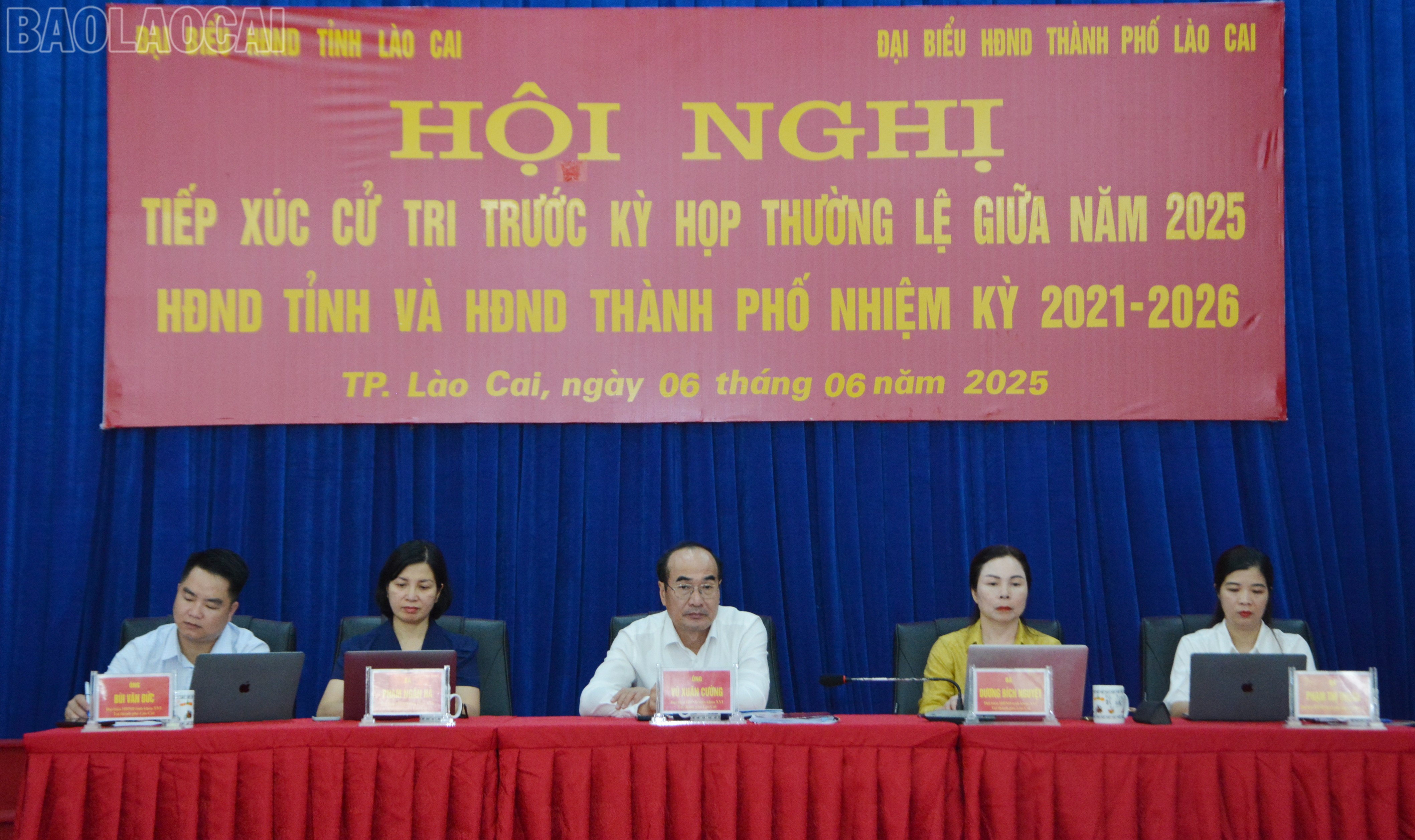 Các đại biểu HĐND tỉnh, đại biểu HĐND thành phố Lào Cai dự hội nghị tiếp xúc cử tri. baolaocai-tl_dsc-6928.jpg