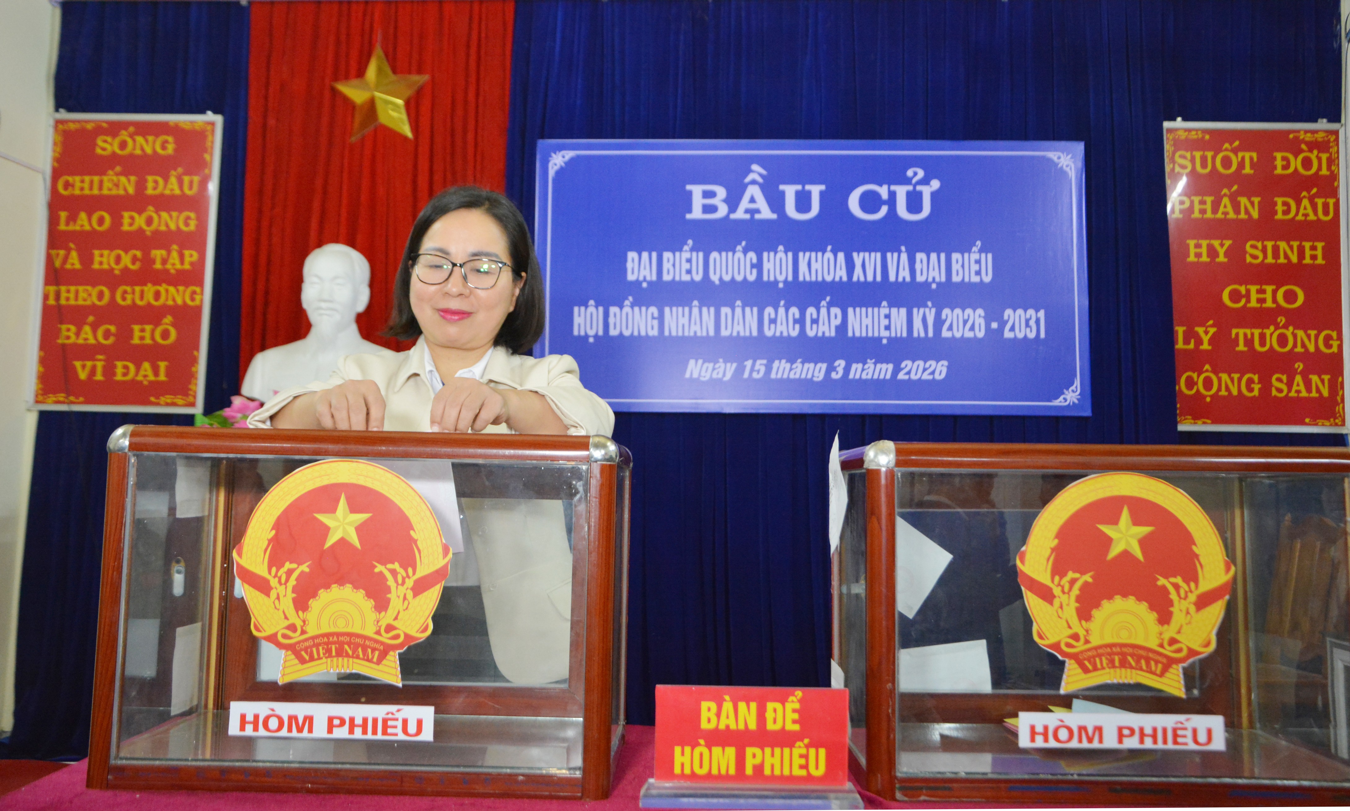 Đồng chí Giàng Quốc Hưng, Ủy viên Ban Thường vụ, Trưởng Ban Nội chính Tỉnh ủy và đồng chí Lý Thị Vinh, Ủy viên Ban Thường vụ Tỉnh ủy, Bí thư Đảng ủy xã Bảo Thắng bỏ phiếu bầu cử.