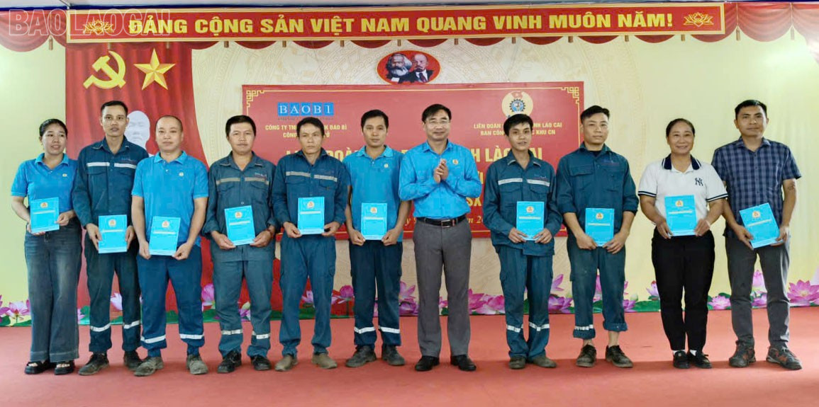 Đồng chí Nguyễn Chương Phát, Chủ tịch Liên đoàn Lao động tỉnh Lào Cai tặng quà các doanh nghiệp và người lao động (Ảnh Liên đoàn Lao động tỉnh cung cấp). baolaocai-tl_3-tang-qua-cong-nhan-bao-bi.jpg