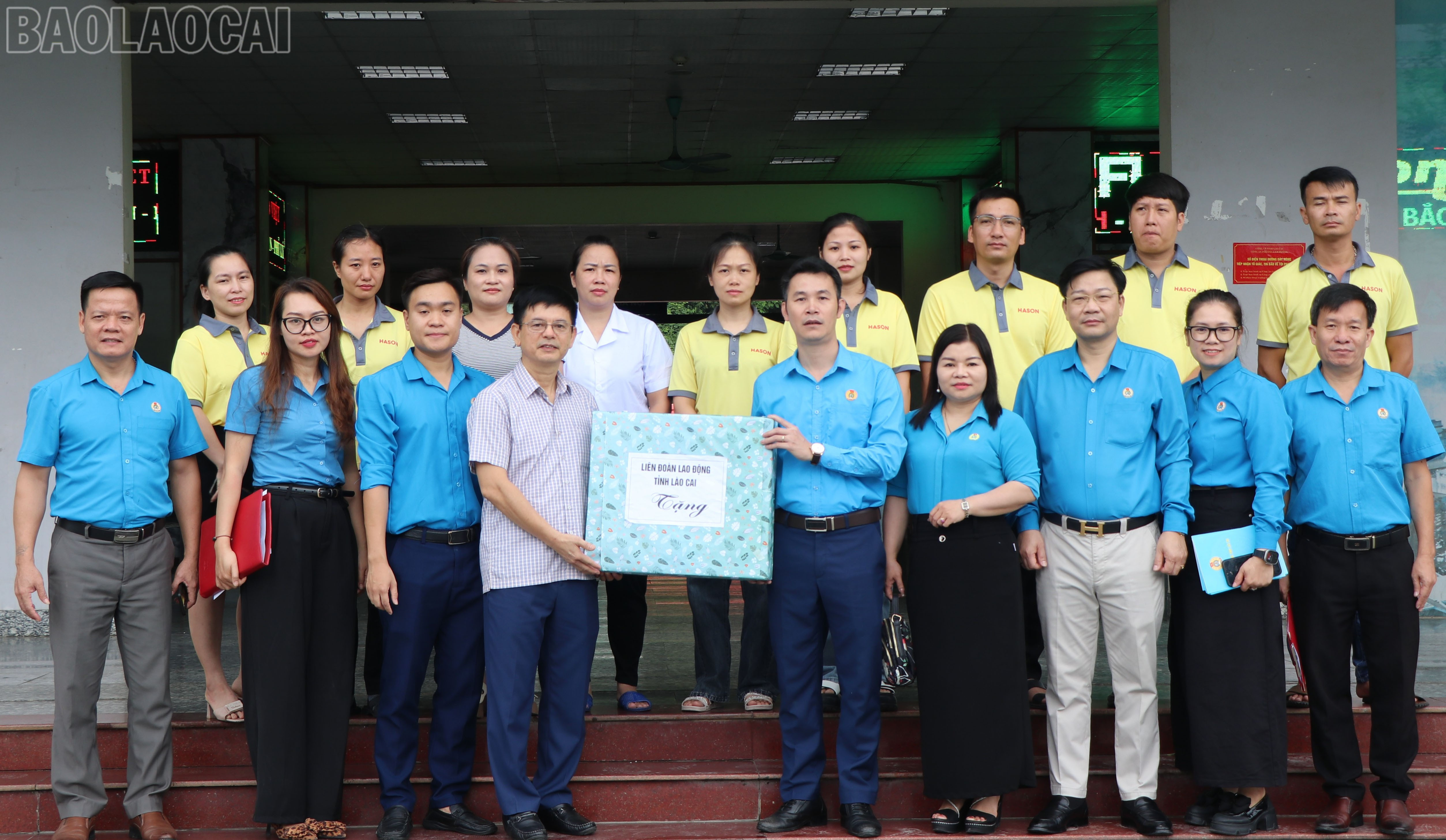 Đoàn công tác tặng quà các doanh nghiệp và người lao động các đơn vị (Ảnh Liên đoàn Lao động tỉnh cung cấp). baolaocai-tl_1-img-7923.jpg