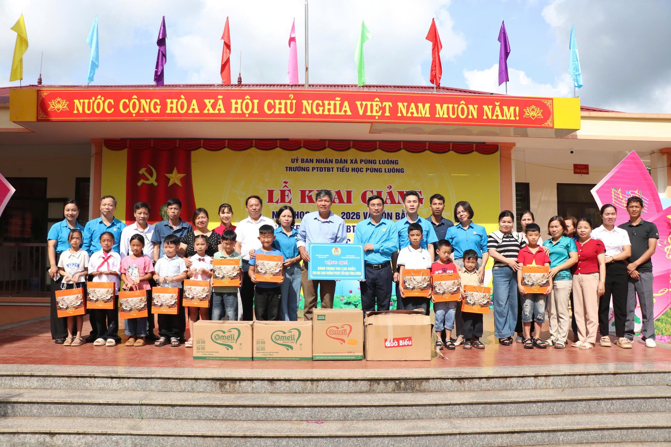 Trao quà trung thu cho học sinh (ảnh Liên đoàn Lao động tỉnh cung cấp). z6983374137966-022f69ca2736093d76d6db425f9039ff.jpg