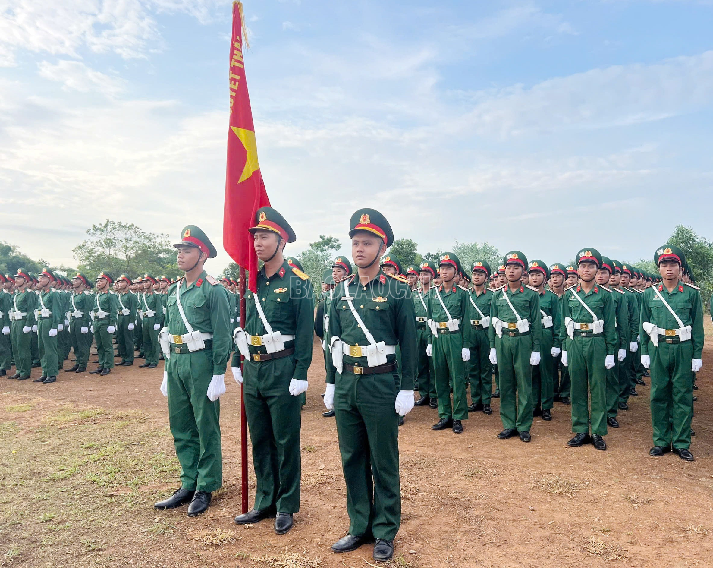 Thượng úy Trần Đại Hải và các đồng đội hăng say tập luyện để có động tác chuẩn mực. baolaocai-c_z6796439664646-b3fc761810031102ce5601deb9d25ebb.jpg