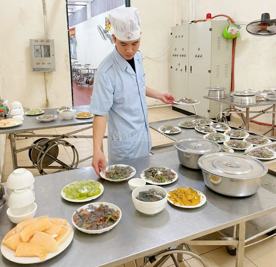 Trung úy Đinh Hải Cường, tổ nhà bàn thực hiện nhiệm vụ chia suất ăn theo đúng định lượng, tiêu chuẩn. baolaocai-c_z6794518541008-d06296ea0de23e060703f7a24a72c428.jpg