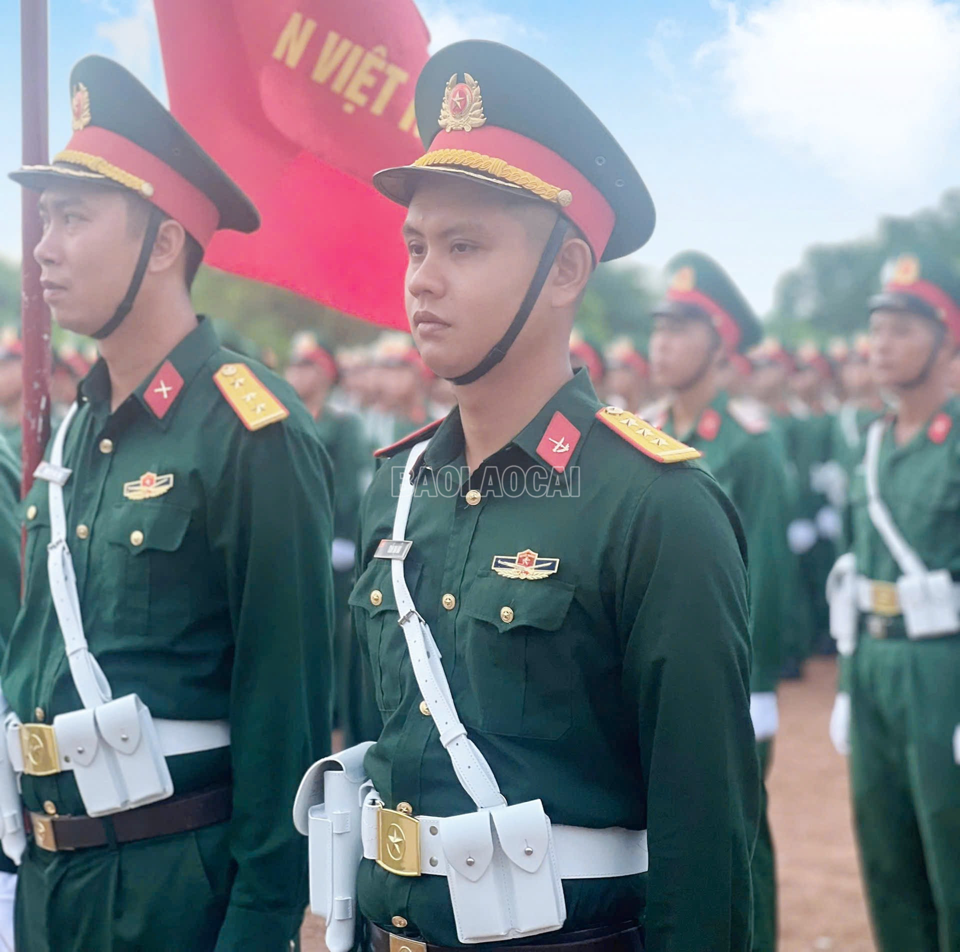 Thượng úy Trần Đại Hải (bên phải ảnh) được lựa chọn vào Tổ bảo vệ Quân kỳ trong khối đứng Sĩ quan Cảnh sát biển. baolaocai-c_z6796439574142-7b5a46e173e464601bbdbce3f1abf2bb.jpg