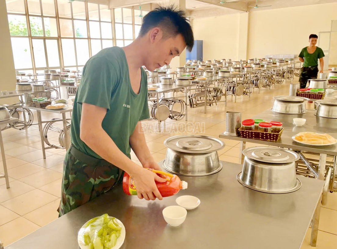 Các cán bộ, chiến sĩ làm nhiệm vụ hậu cần luôn nêu cao tinh thần, trách nhiệm, góp phần mang đến những bữa cơm ngon, an toàn cho các lực lượng thực hiện nhiệm vụ A80. baolaocai-c_z6791270104083-da9d704b9e9491ac9023e39c2ff34a4d.jpg
