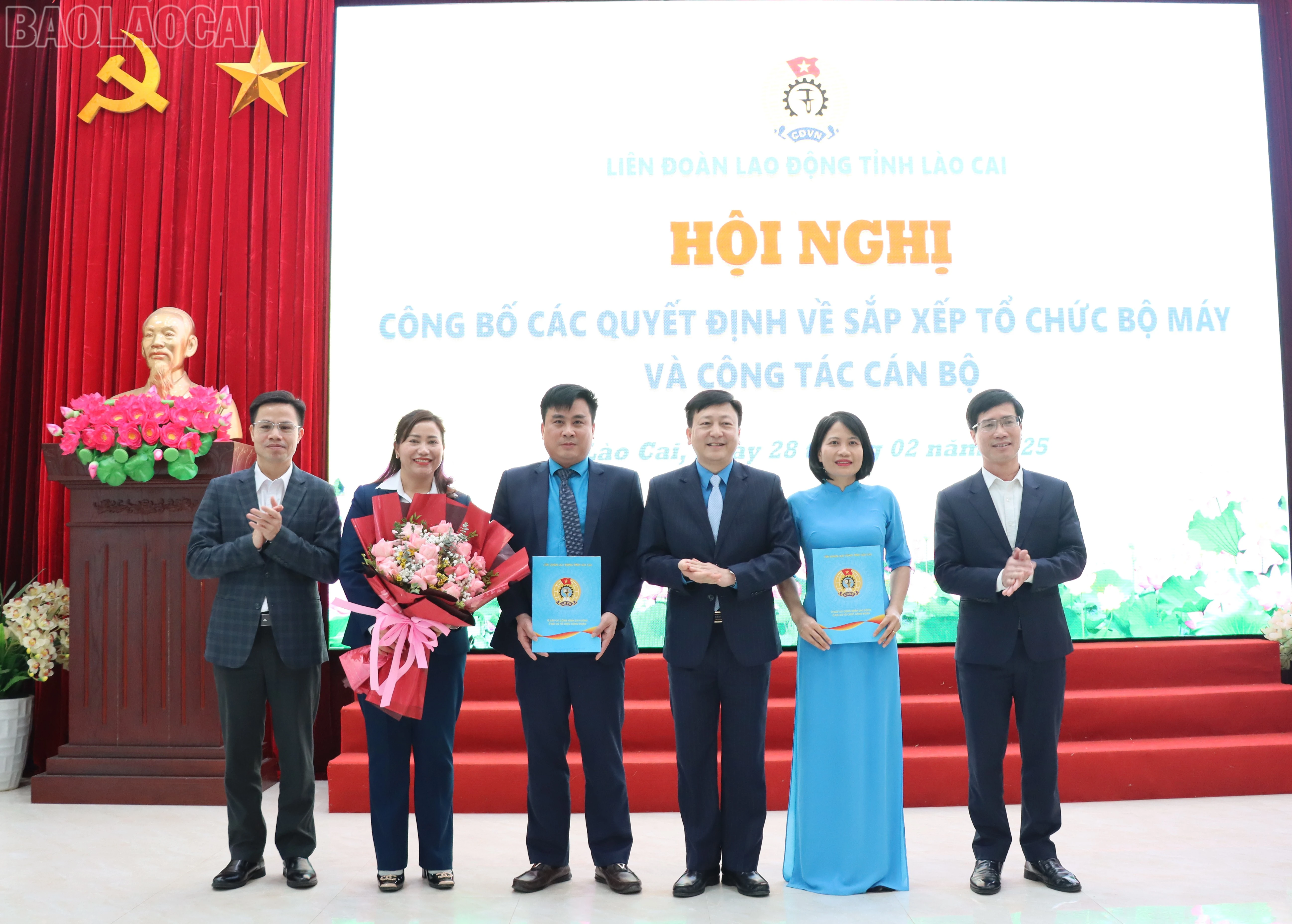 Trao Quyết định, tặng hoa chúc mừng Công đoàn Các cơ quan Đảng tỉnh.