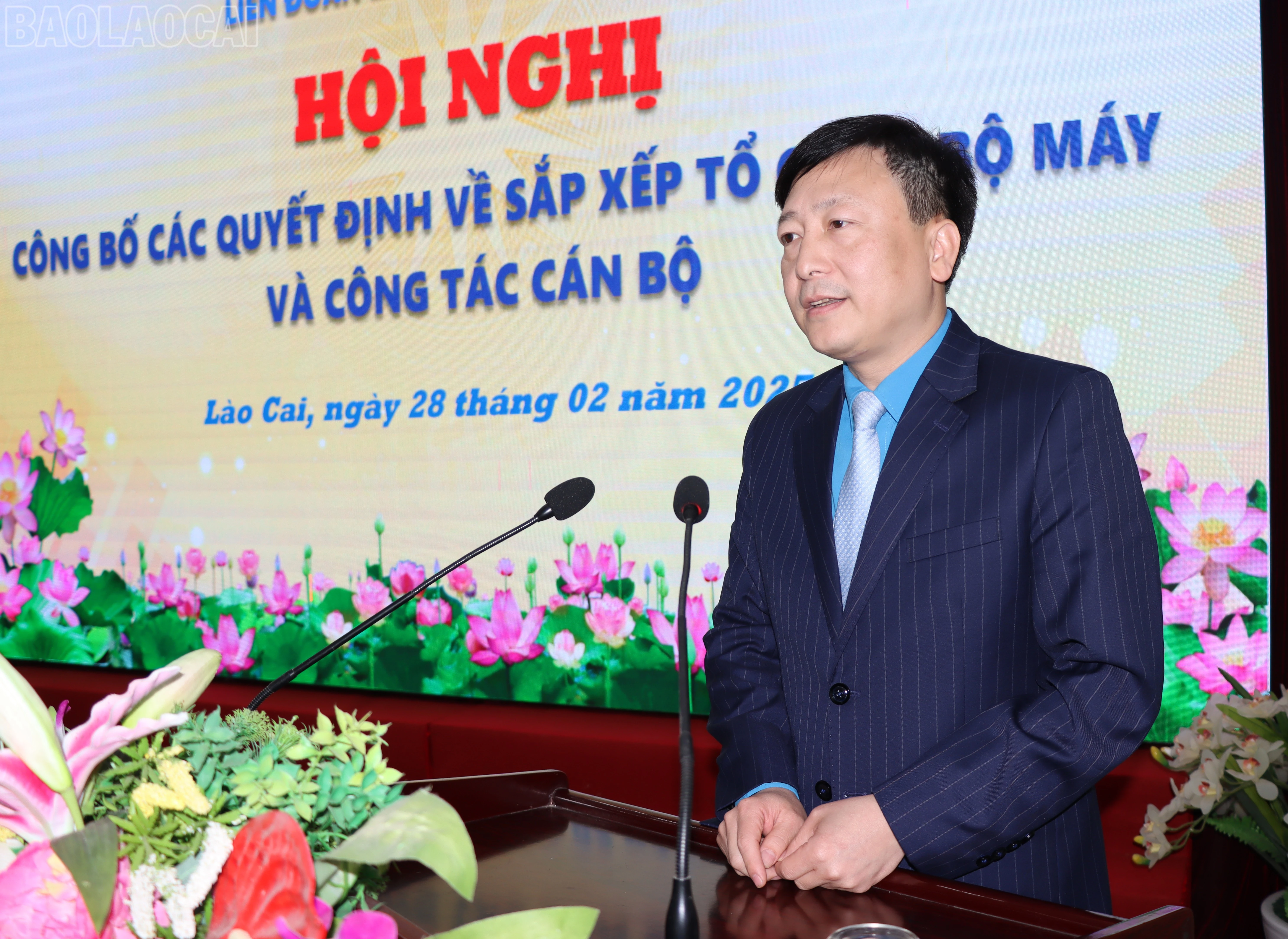 Lãnh đạo Liên đoàn Lao động tỉnh phát biểu giao nhiệm vụ cho các cán bộ, đơn vị sau sắp xếp tổ chức, bộ máy.