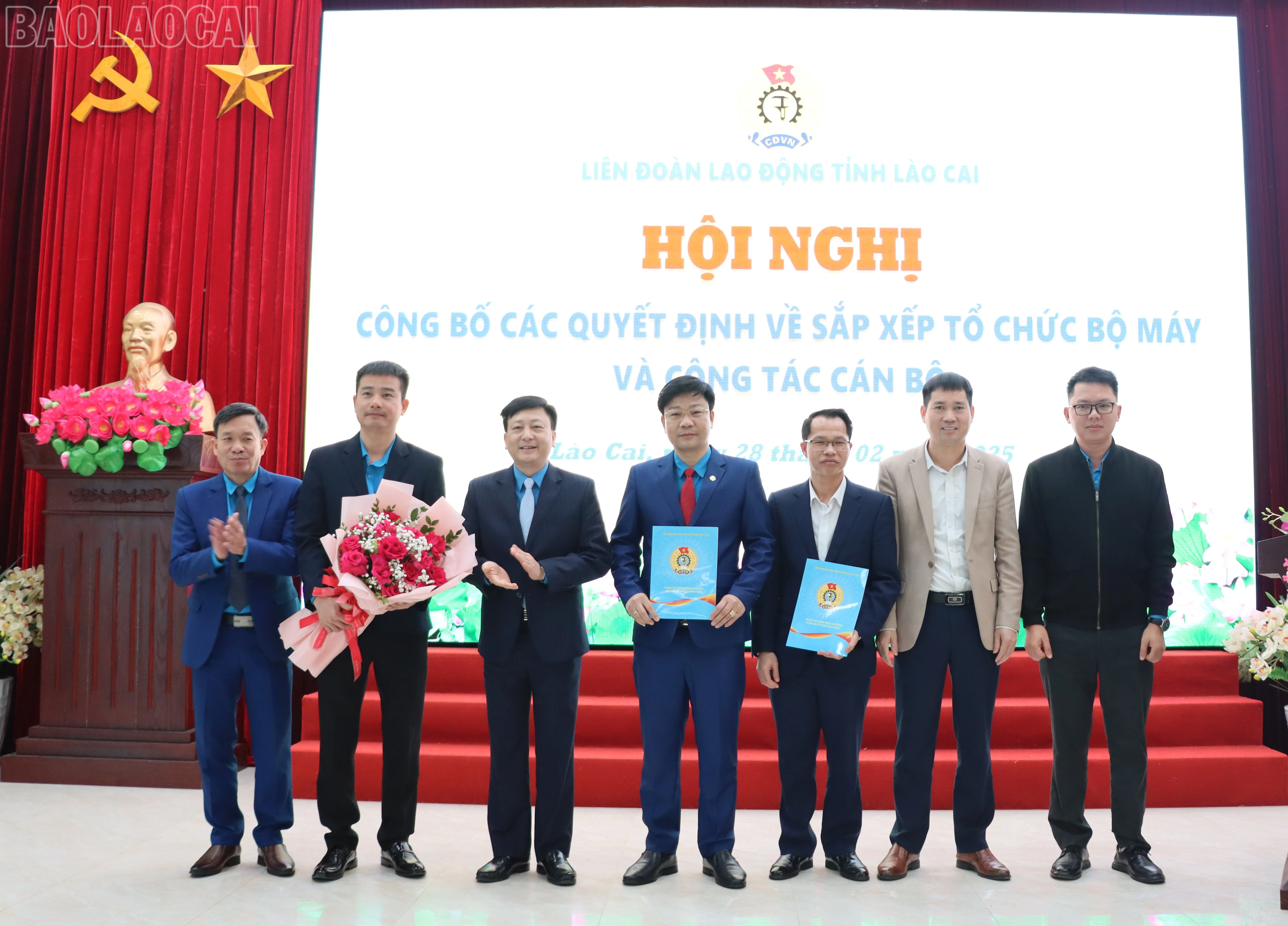 Trao Quyết định, tặng hoa chúc mừng Công đoàn Khu kinh tế tỉnh Lào Cai.