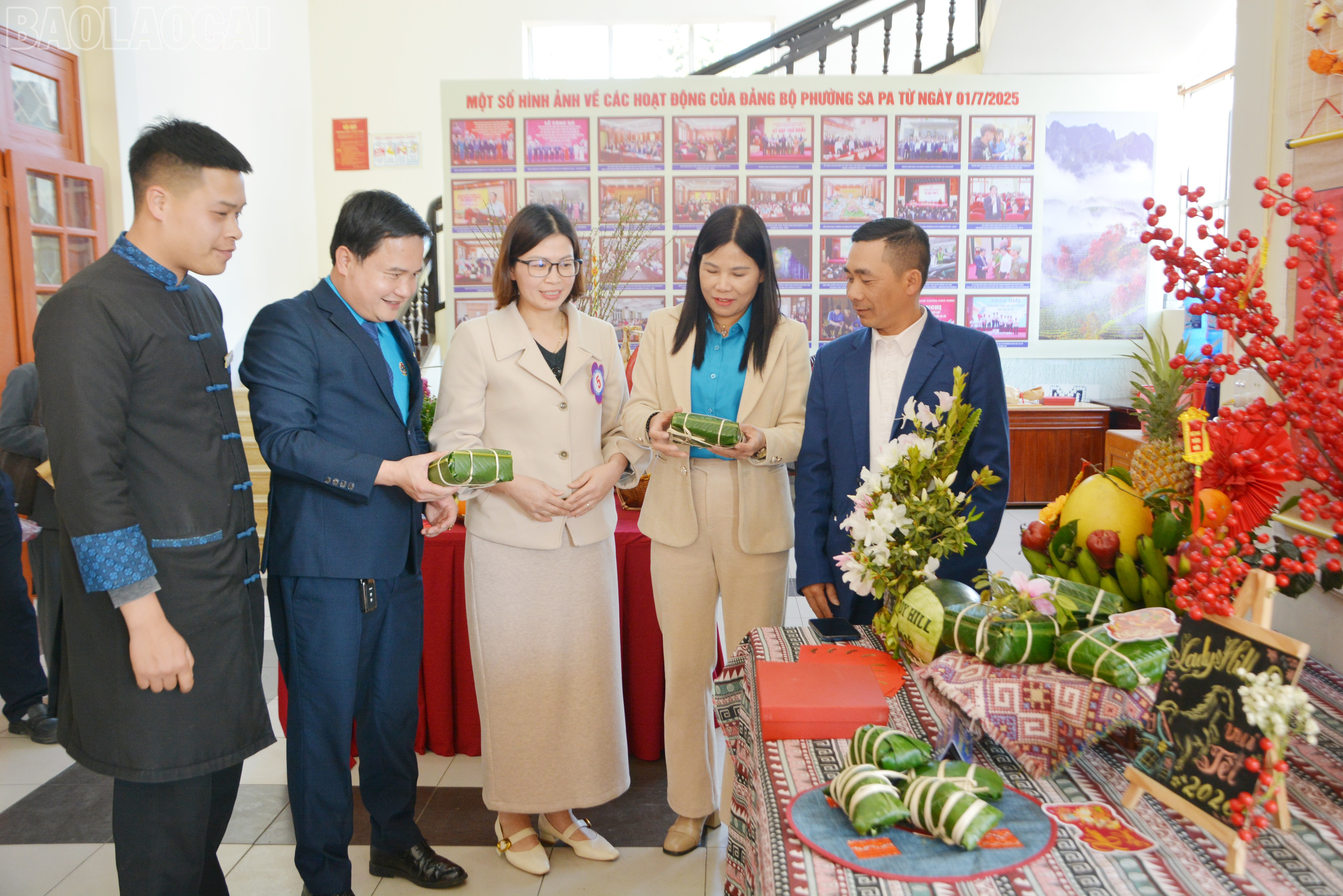 Các đại biểu tham quan khu trưng bày các sản phẩm hội thi gói bánh chưng.