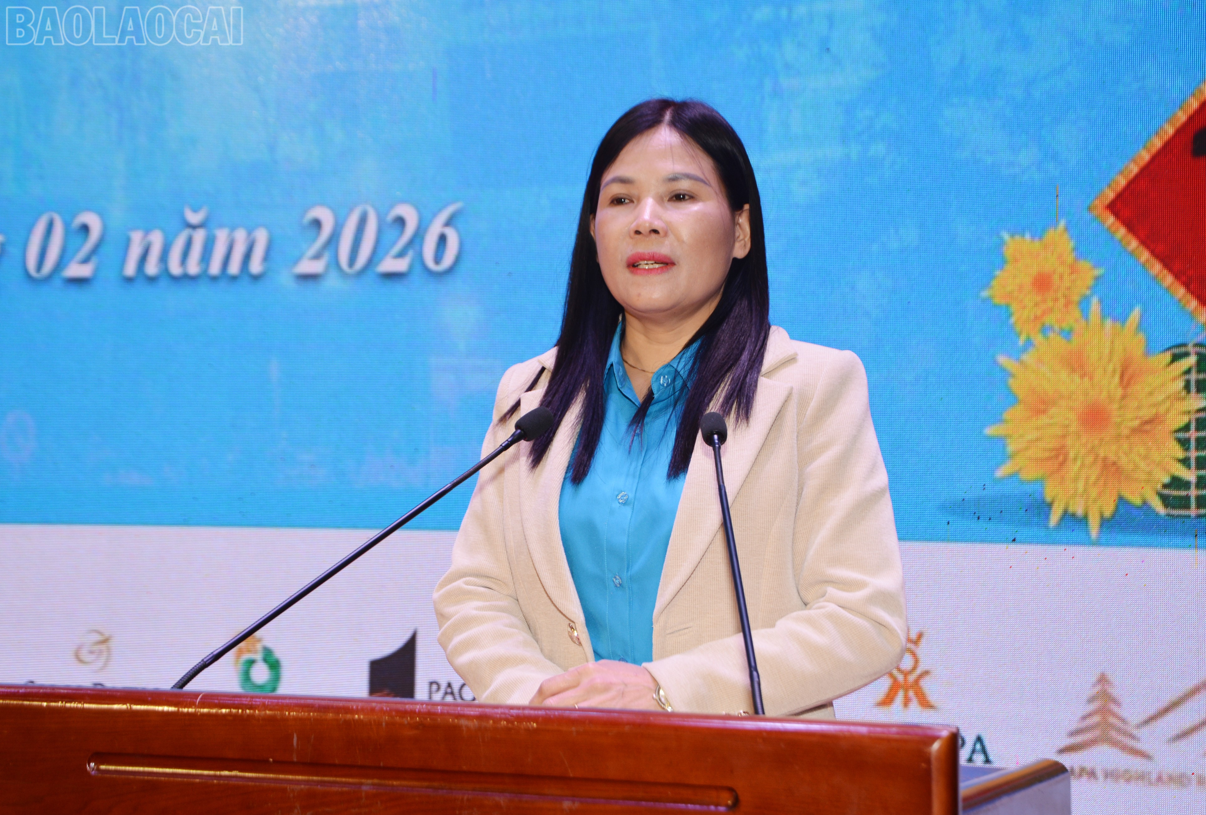 Đồng chí Nguyễn Thị Bích Nhiệm phát biểu động viên và chúc mừng năm mới cán bộ, đoàn viên, người lao động phường Sa Pa.