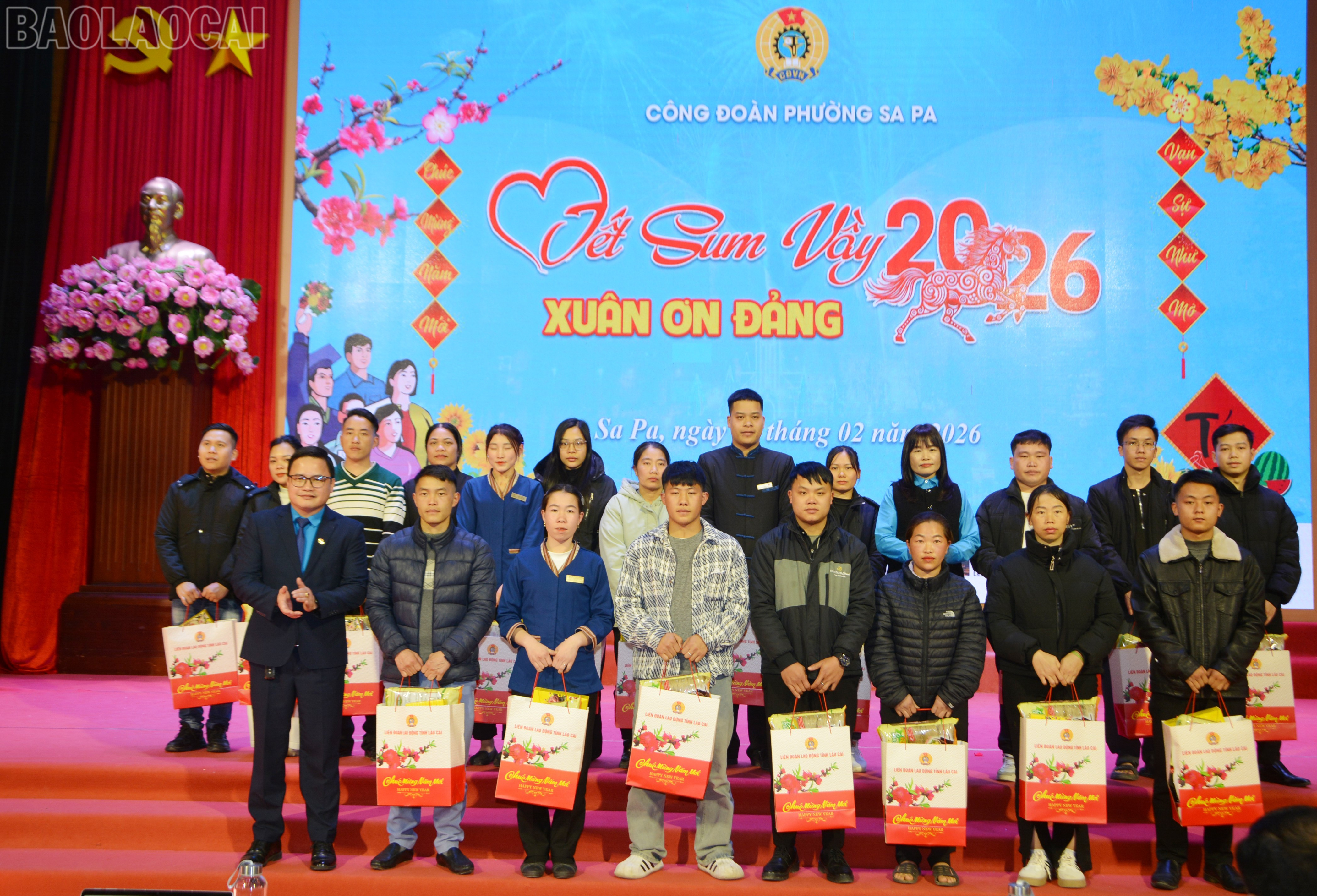 Trao quà Tết cho đoàn viên, người lao động.