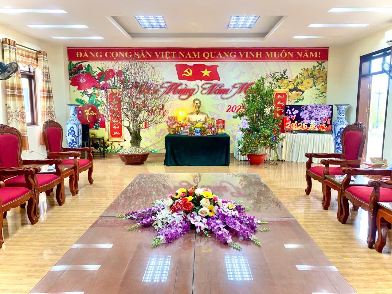 Tại khu vực hội trường, các cơ quan, đơn vị trực thuộc Trung đoàn 254 đã bài trí cờ Đảng, cờ Tổ quốc, chân dung Bác Hồ, mâm ngũ quả, cây cảnh... để tiếp đón các đoàn khách tới thăm, chúc Tết đơn vị và tổ chức chúc Tết tập trung đối với cán bộ, chiến sĩ. img-20250128-090507.jpg
