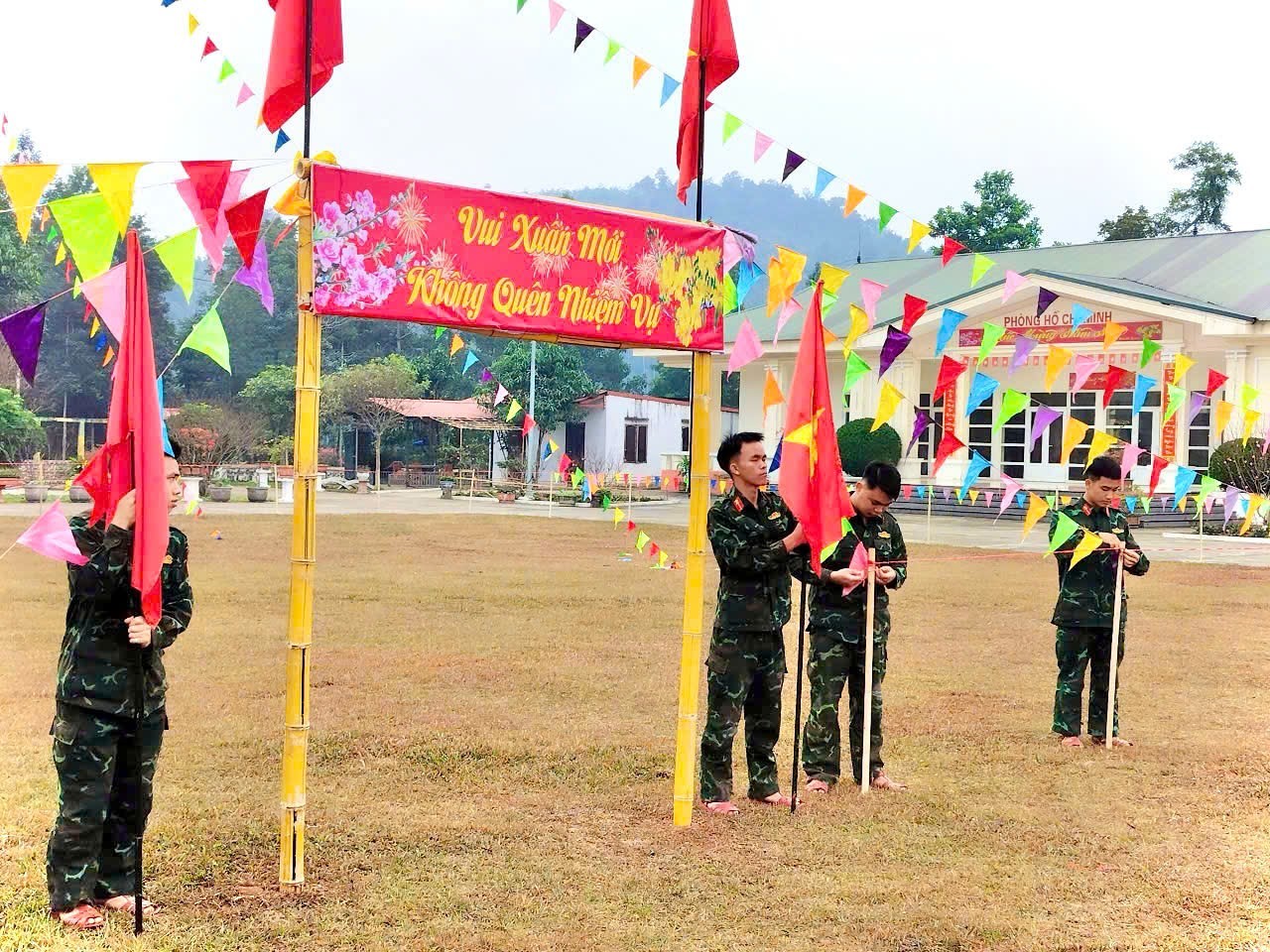 Khu tổ chức các hoạt động văn hóa, thể thao ngày Tết được bố trí ở những sân rộng và được trang trí rực rỡ sắc màu. img-20250128-085837.jpg