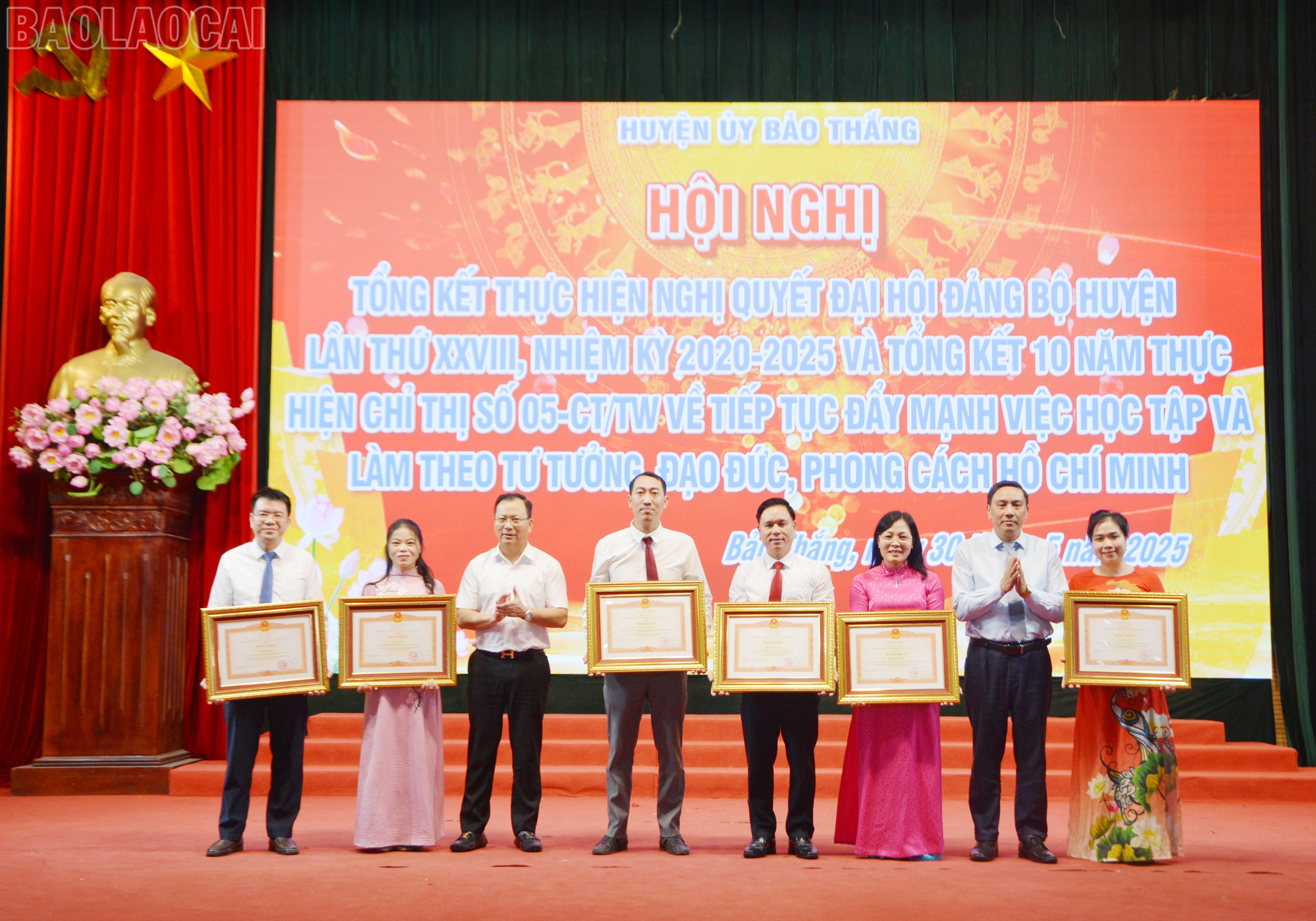 Thừa ủy quyền, các đồng chí lãnh đạo tỉnh trao Bằng khen của Thủ tướng Chính phủ cho các cá nhân. baolaocai-tl_dsc-6663.jpg