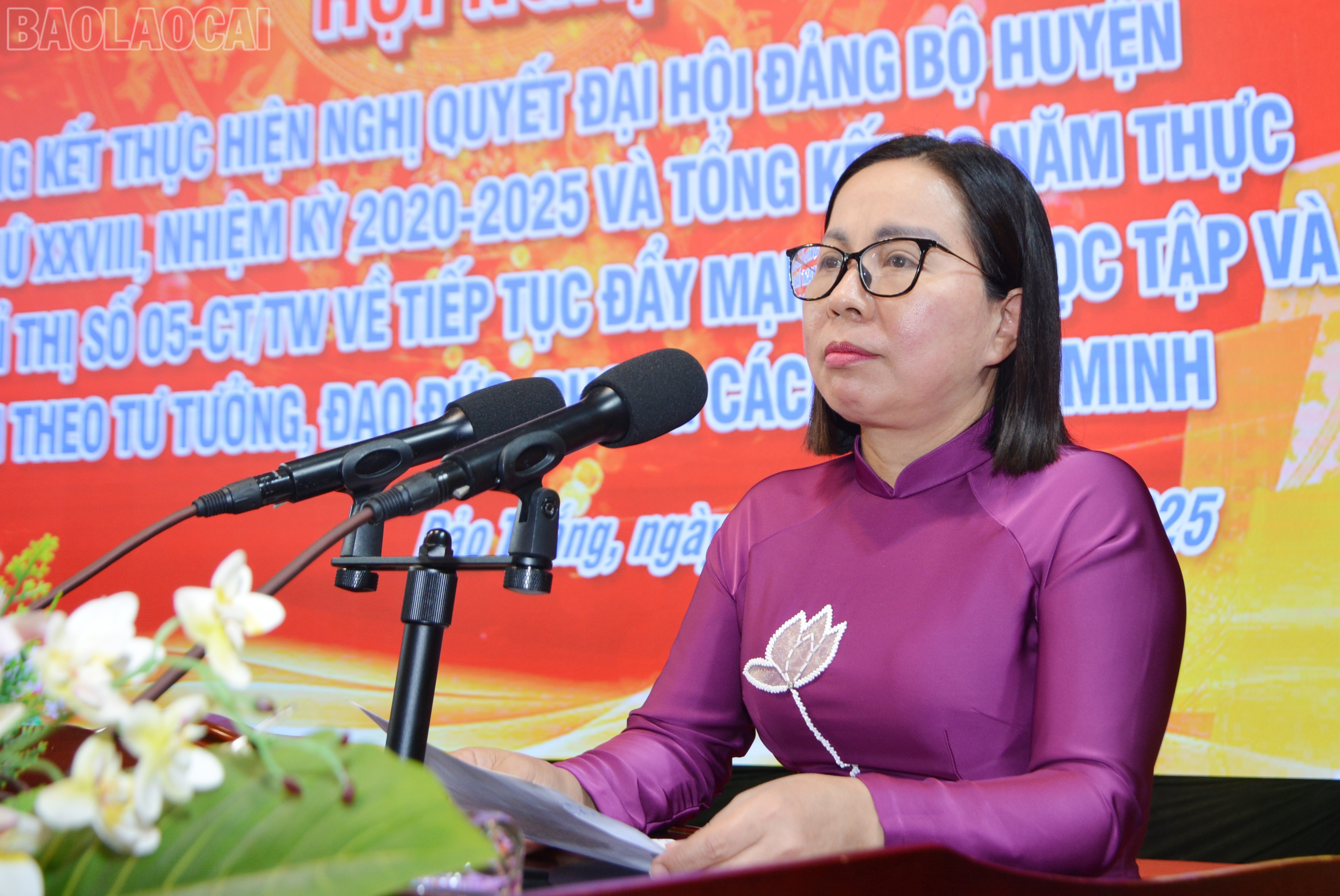 Đồng chí Lý Thị Vinh, Ủy viên Ban Thường vụ Tỉnh ủy, Bí thư Huyện ủy phát biểu khai mạc hội nghị. baolaocai-tl_dsc-6626.jpg