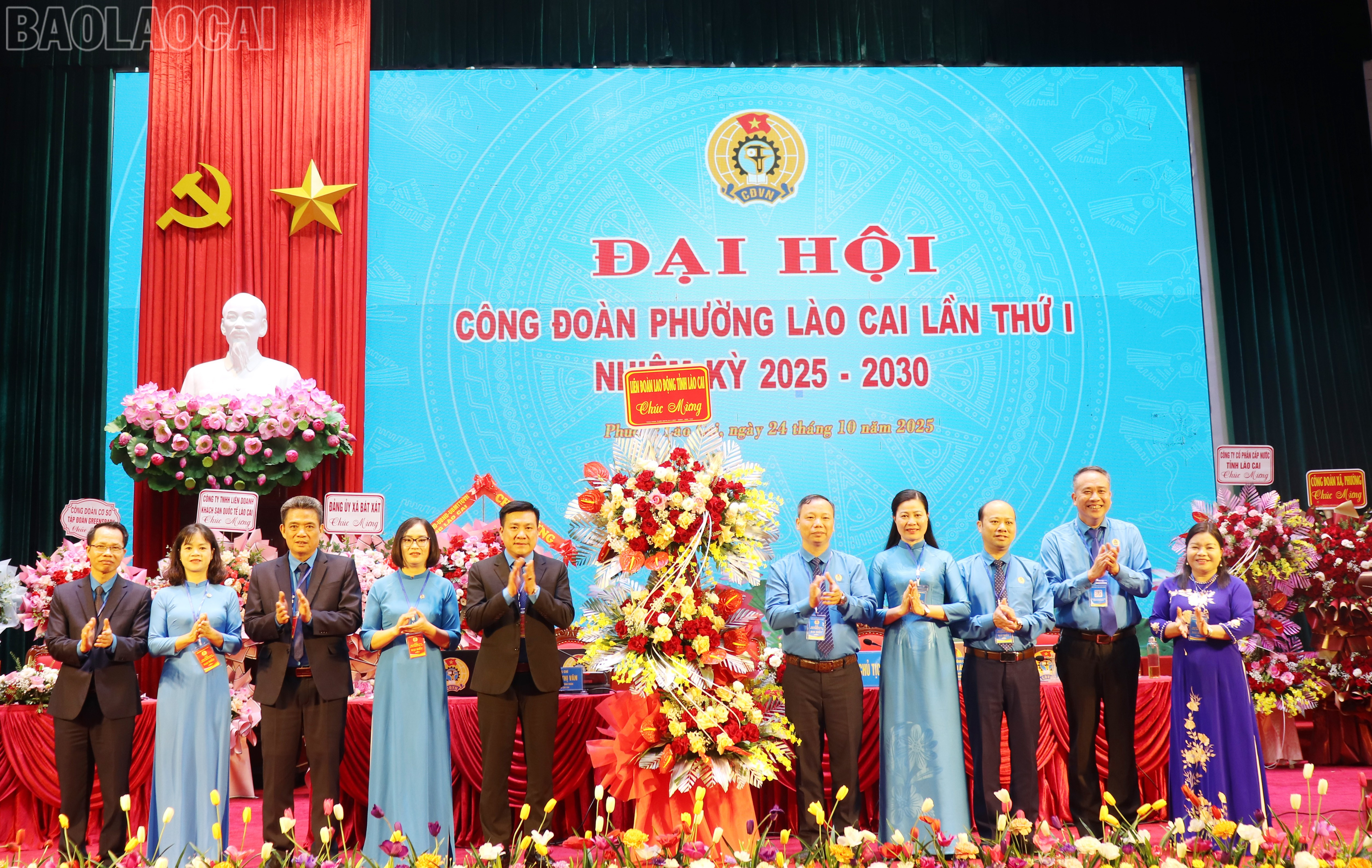 Thường trực Đảng ủy phường Lào Cai, xã Bát Xát và đại diện Liên đoàn Lao động tỉnh tặng hoa chúc mừng Đại hội. baolaocai-tl_img-7453.jpg