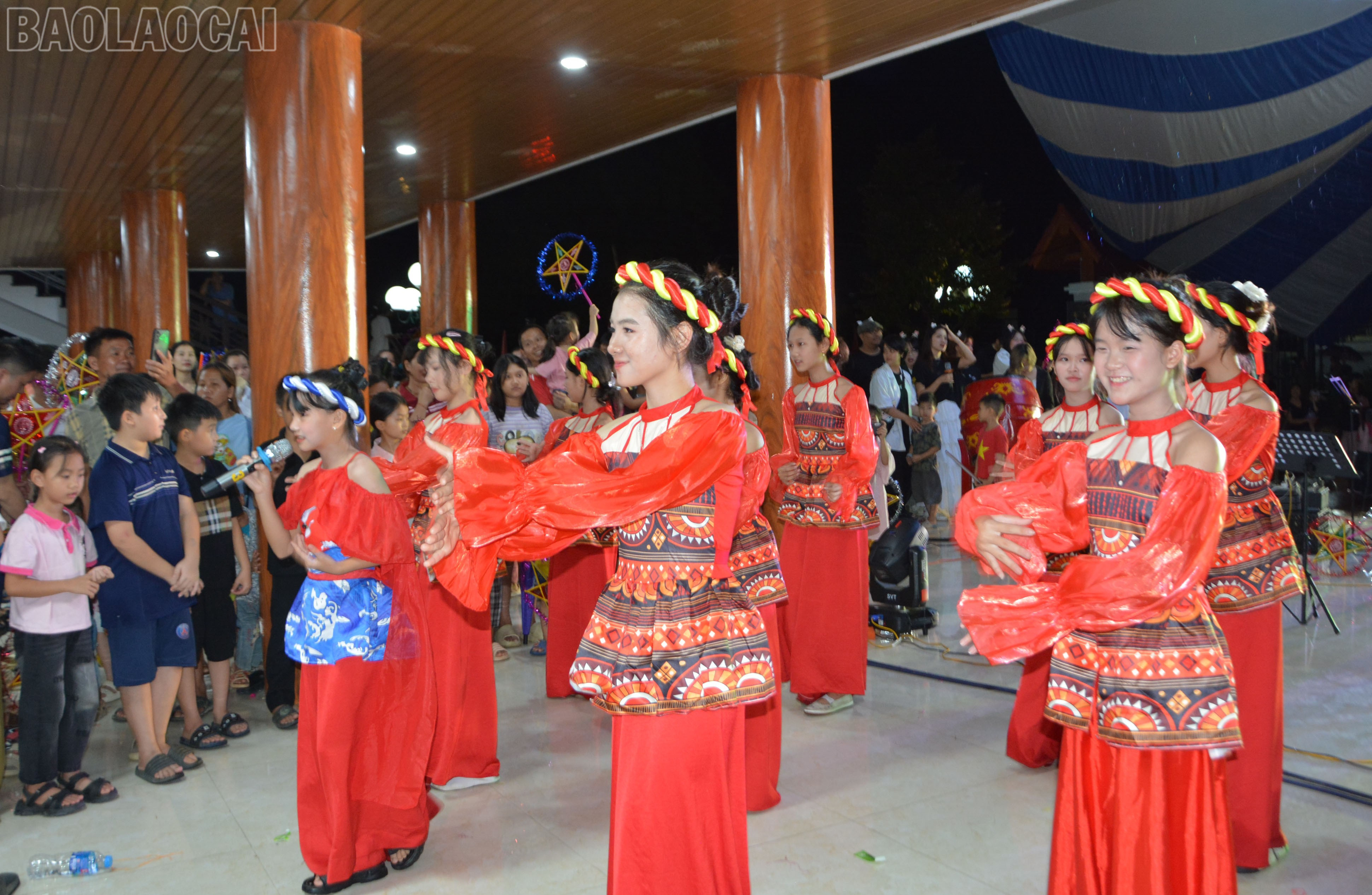 Trẻ em trong thôn được tham gia phá cỗ Trung thu và thưởng thức các tiết mục văn nghệ đặc sắc. baolaocai-tl_dsc-8744.jpg