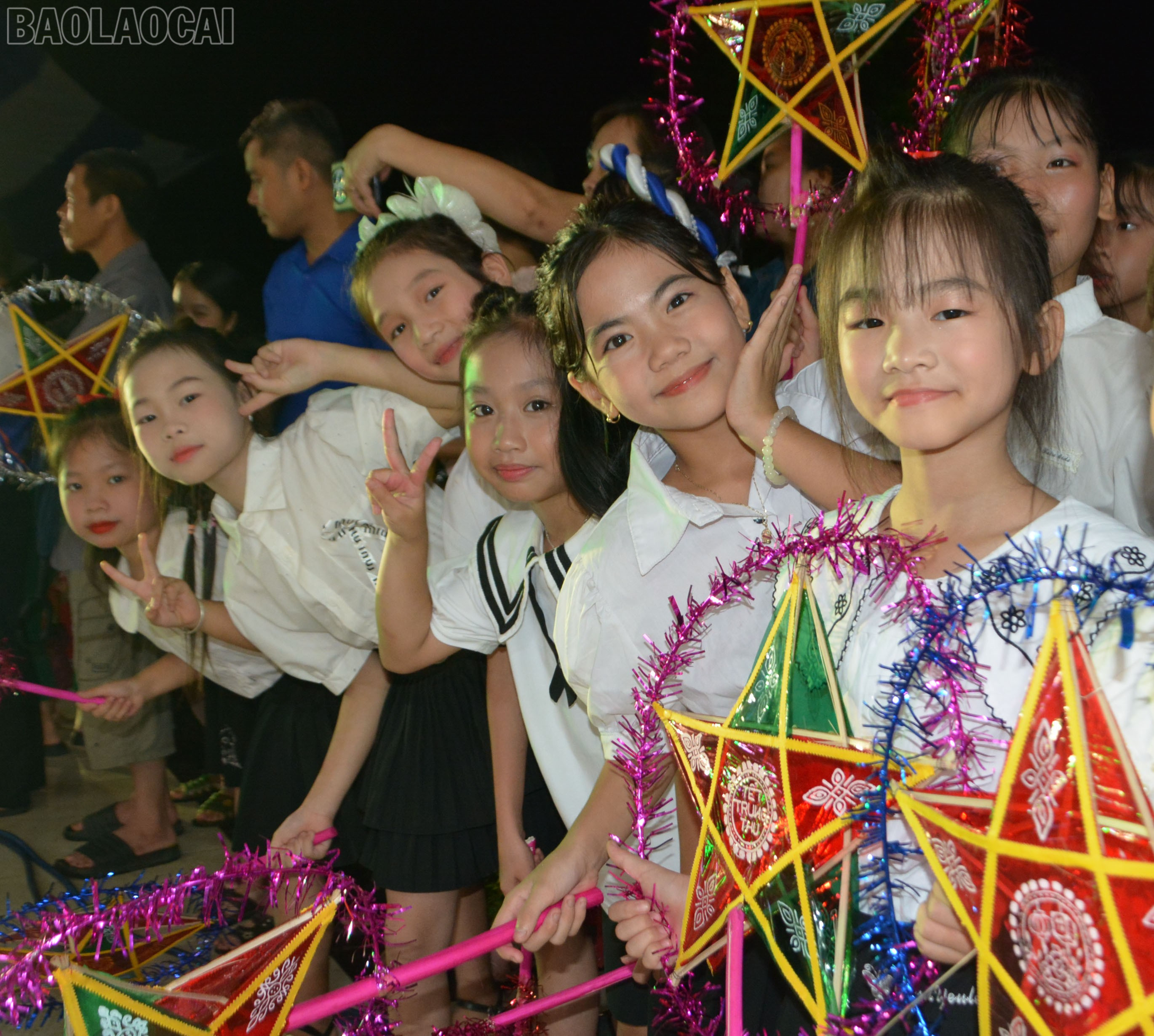 Đông đảo trẻ em thôn Bản Phiệt hào hứng tham dự chương trình. baolaocai-tl_dsc-8721.jpg