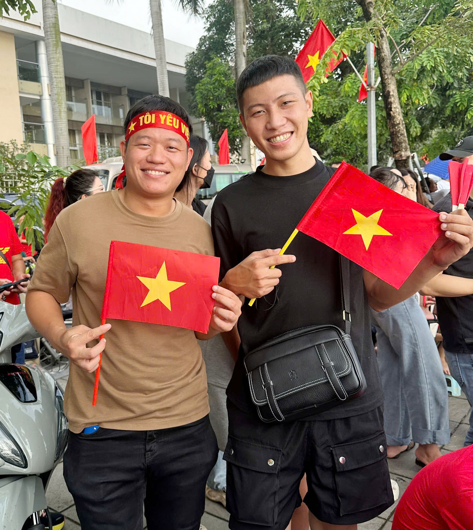 Anh Hữu Đức và người thân có mặt từ sớm để theo dõi Lễ kỷ niệm 80 năm Quốc khánh (ảnh nhân vật cung cấp). z6968211000573-c4c189fdb078735ffc4f7c853bb7845b.jpg
