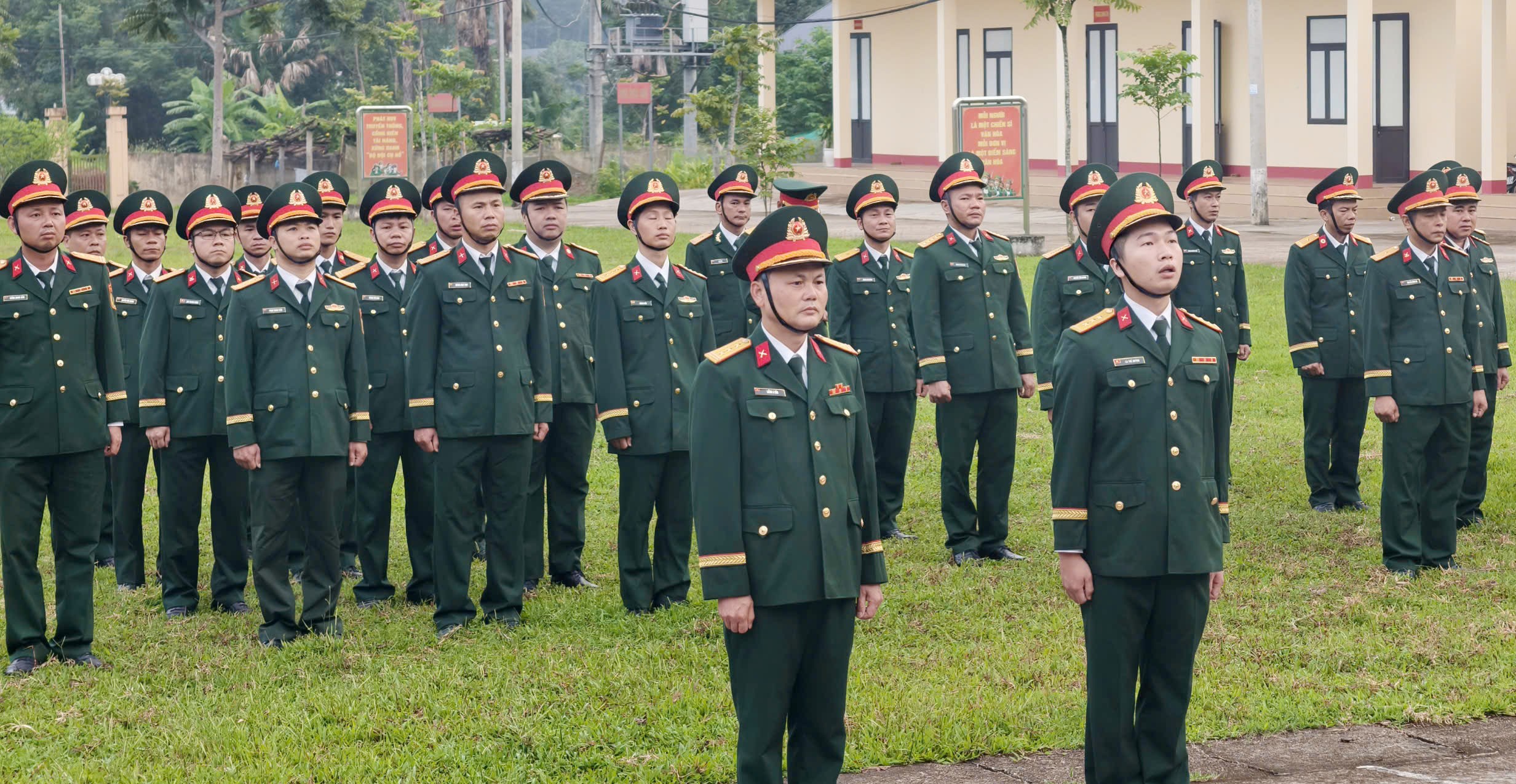 Các đơn vị trực thuộc Bộ Chỉ huy Quân sự tỉnh đồng loạt tổ chức chào cờ vào sáng 02/9. z6968164891222-b9915027330050ef2b0ab2b0738c158d.jpg