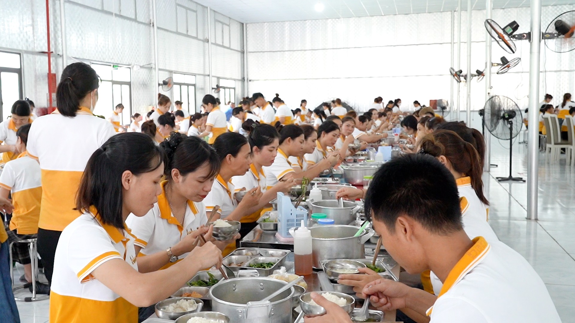 Công ty TNHH Babeeni Việt Nam Chi nhánh Lào Cai luôn quan tâm đảm bảo chế độ dinh dưỡng cho công nhân. 10.jpg