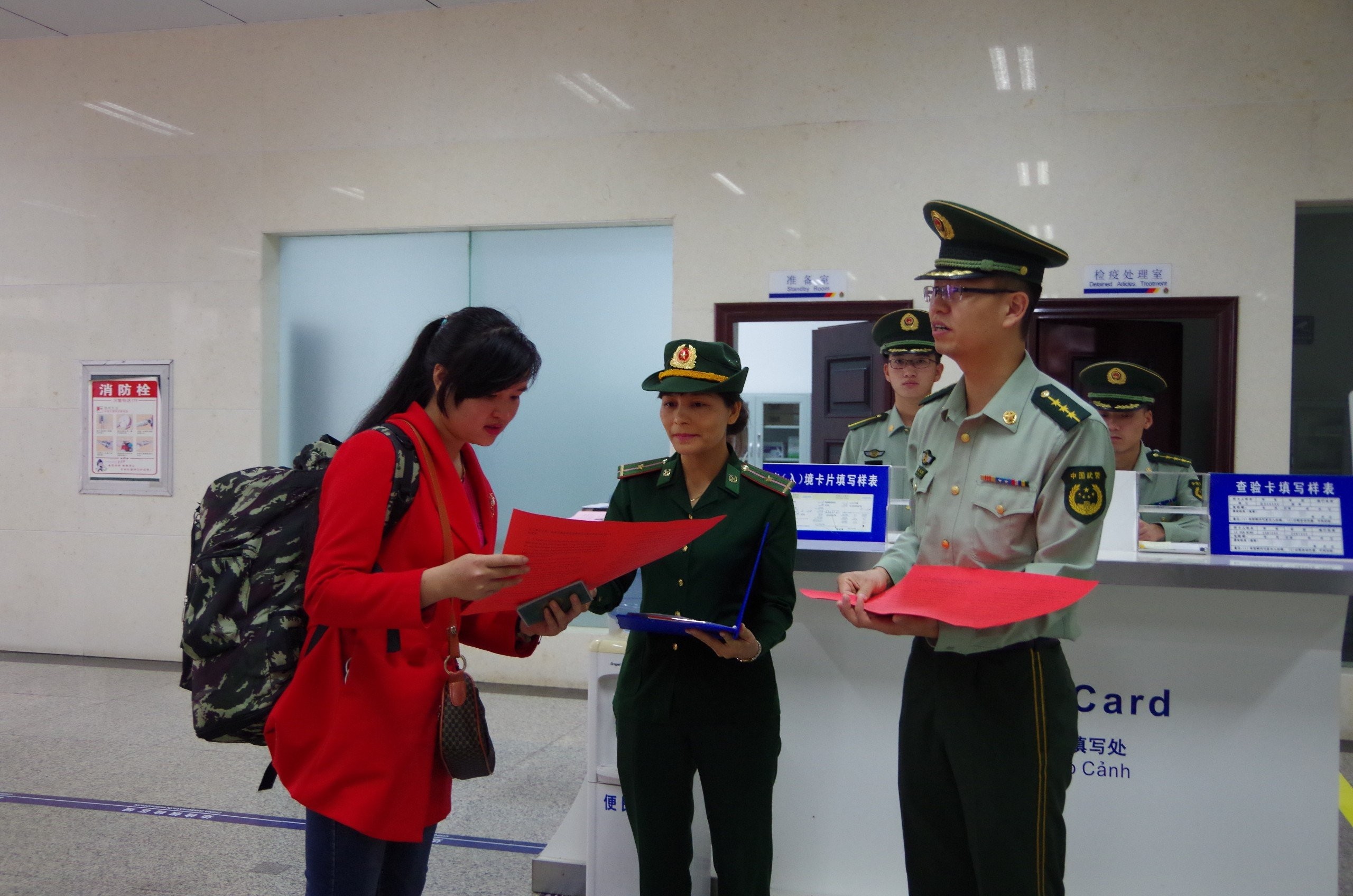 Lực lượng Bộ đội Biên phòng Lào Cai phối hợp với lực lượng chức năng phía ngoại biên đối diện tuyên truyền pháp luật cho người dân qua lại khu vực cửa khẩu. z5325501042015-767ecefcc8e36d4e94f67cf46084350e.jpg