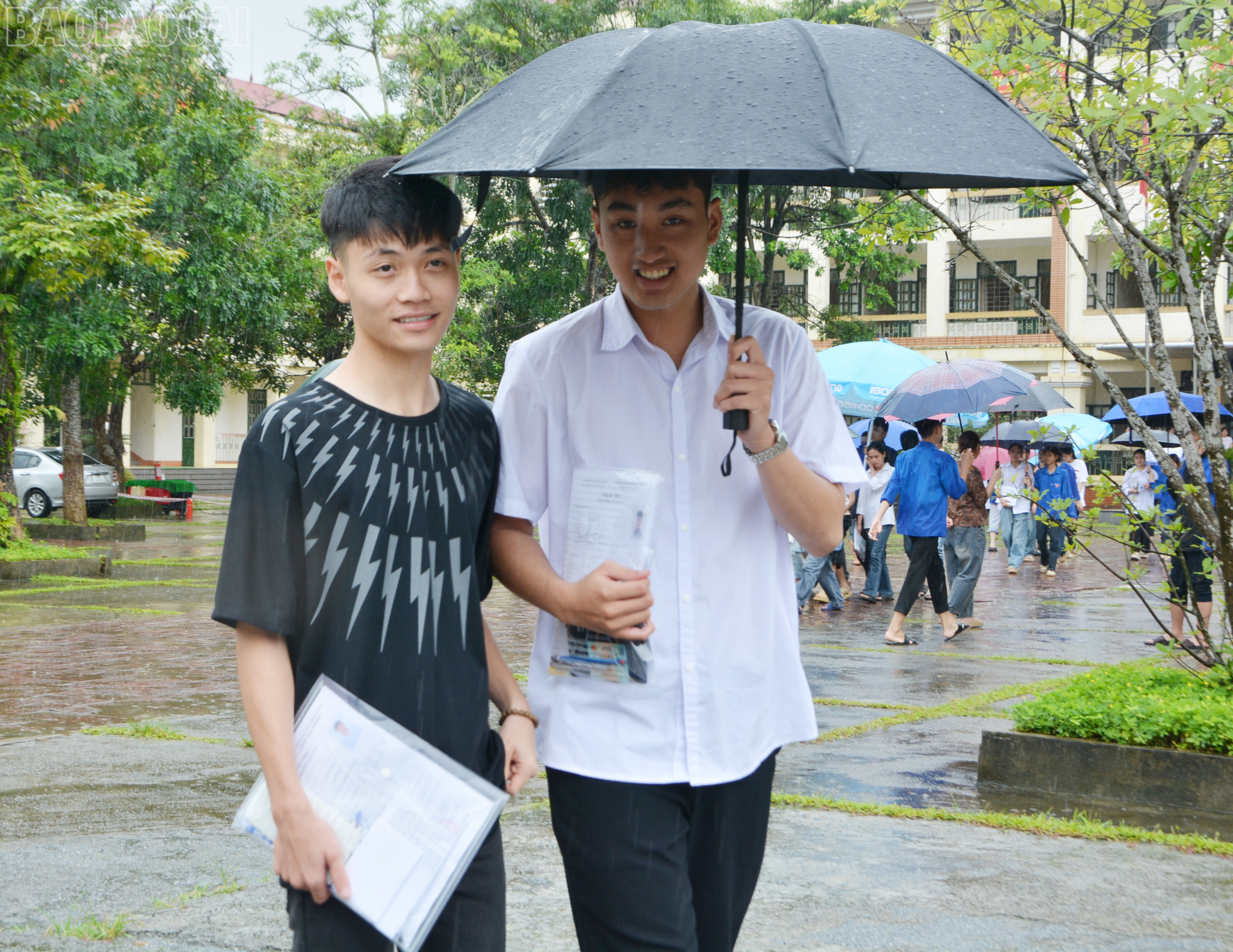 Thí sinh trên địa bàn huyện Bát Xát hoàn thành kỳ thi tốt nghiệp THPT trong niềm lạc quan, phấn khởi. Thí sinh trên địa bàn huyện Bát Xát hoàn thành kỳ thi tốt nghiệp THPT trong niềm lạc quan, phấn khởi.