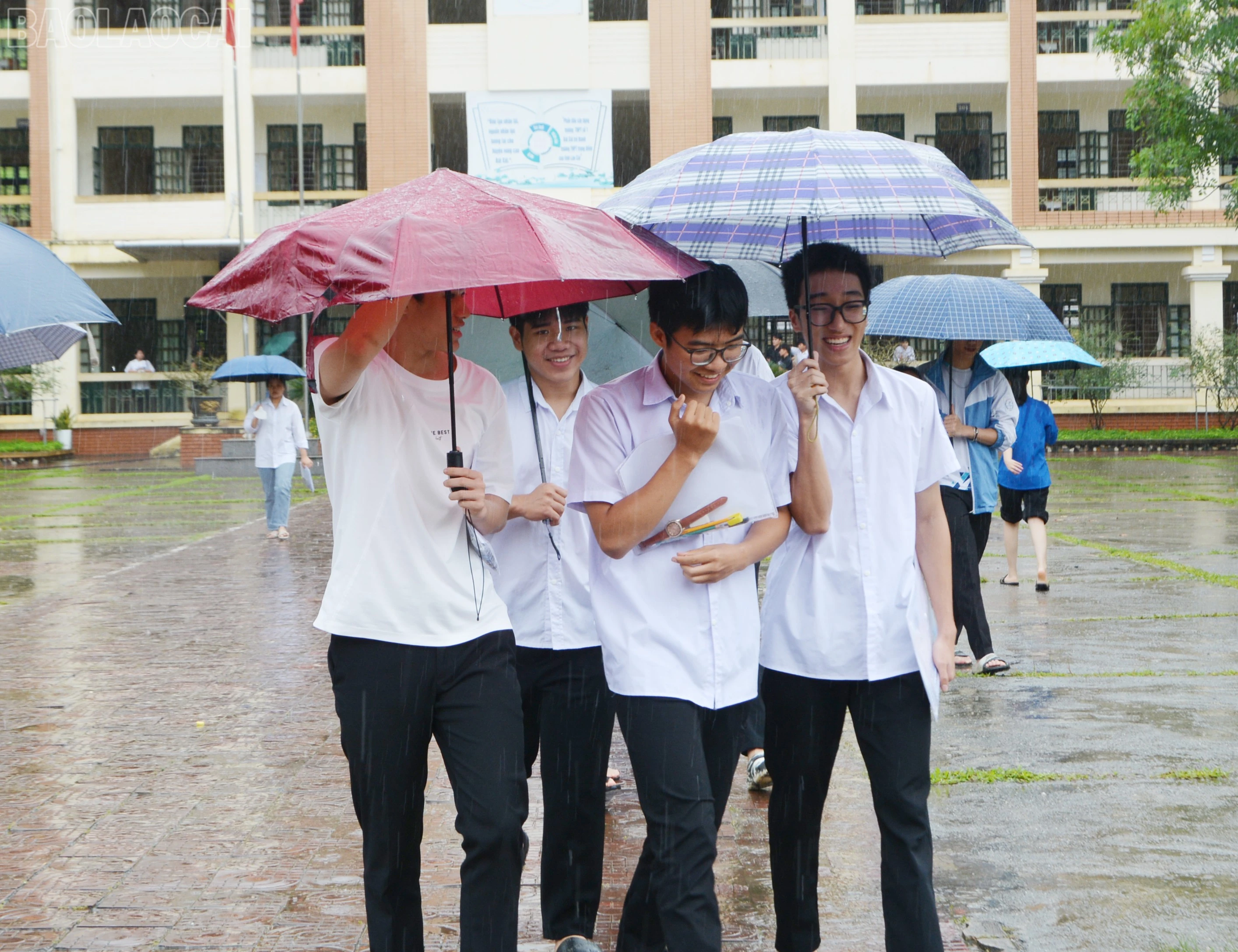 Phần lớn thí sinh tỏ ra vui mừng, tự tin với bài làm khi cho rằng đề thi các môn tự chọn vừa sức.