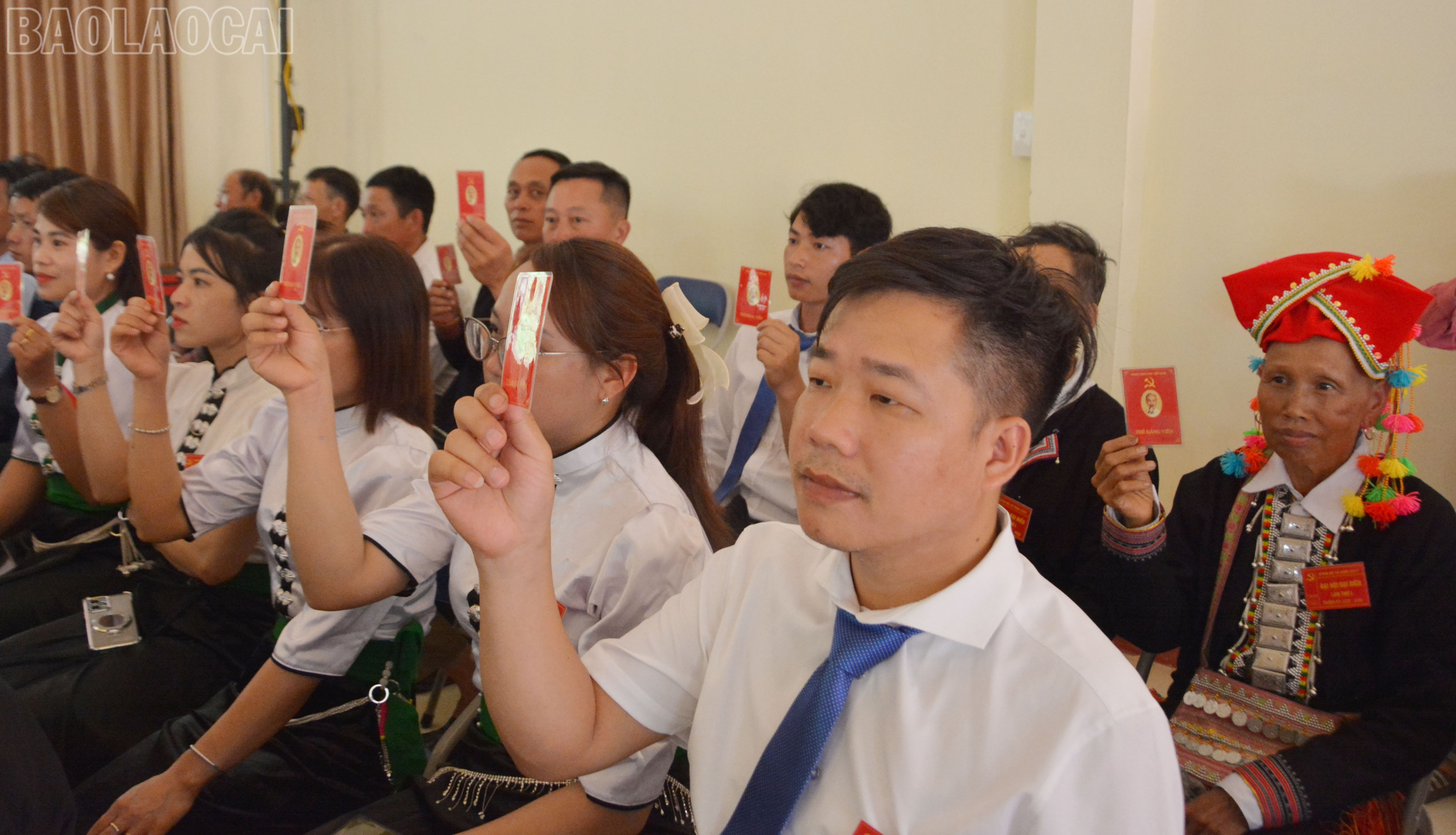 Đại biểu biểu quyết thông qua nghị quyết đại hội. Đại biểu biểu quyết thông qua nghị quyết đại hội.