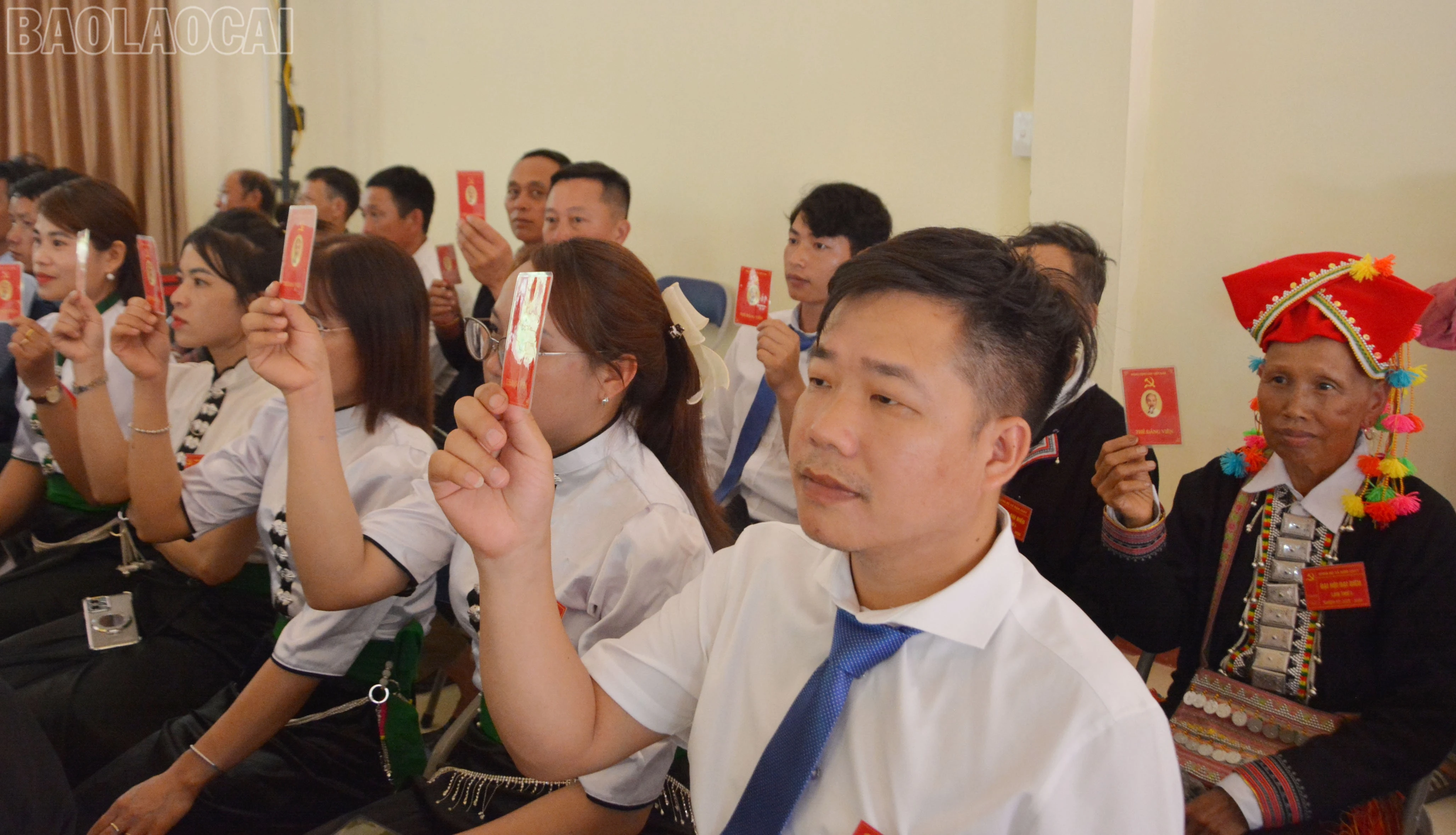 Đại biểu biểu quyết thông qua nghị quyết đại hội.