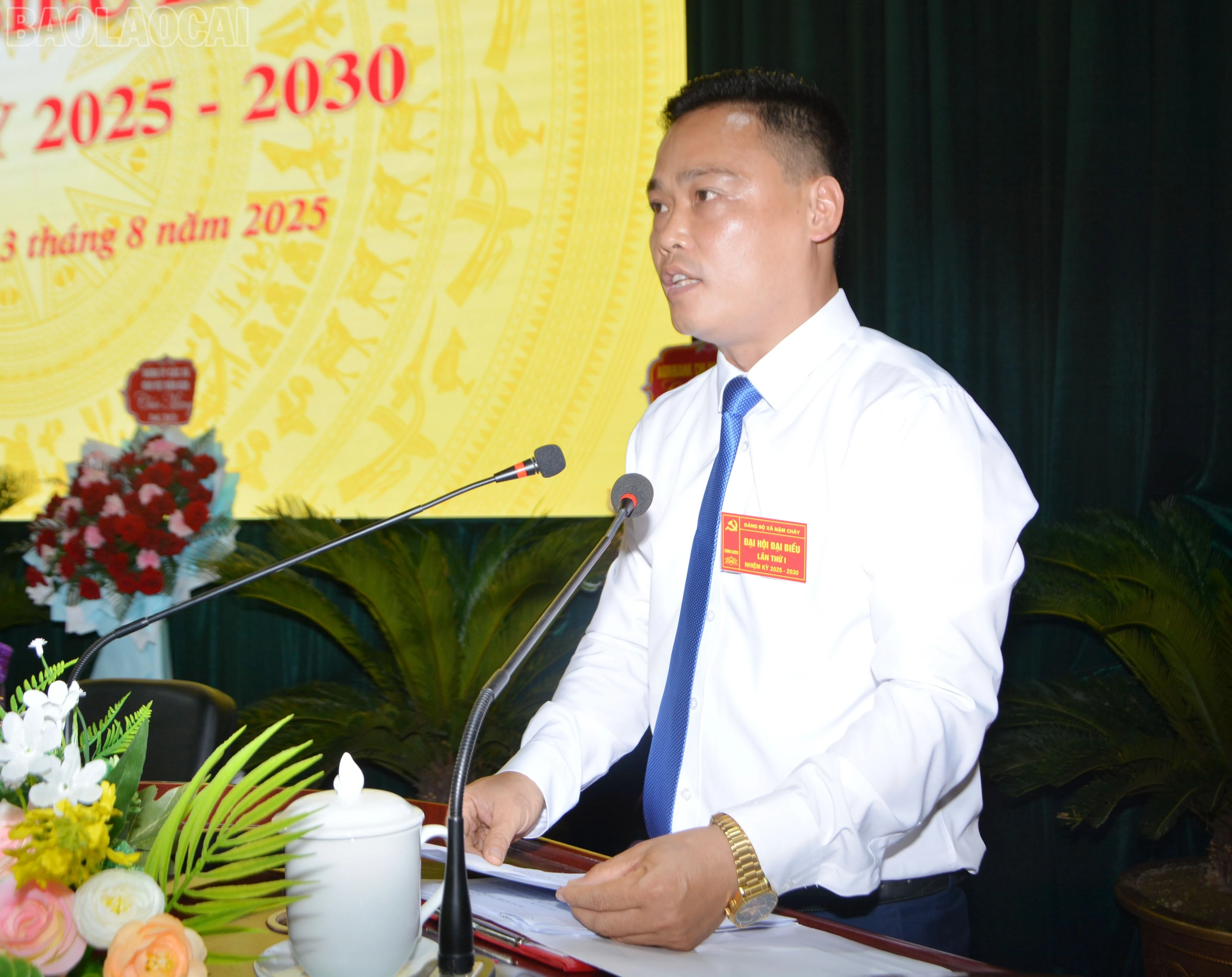 Đồng chí Lê Xuân Quỳnh, Bí thư Đảng ủy xã Nậm Chày phát biểu khai mạc đại hội.