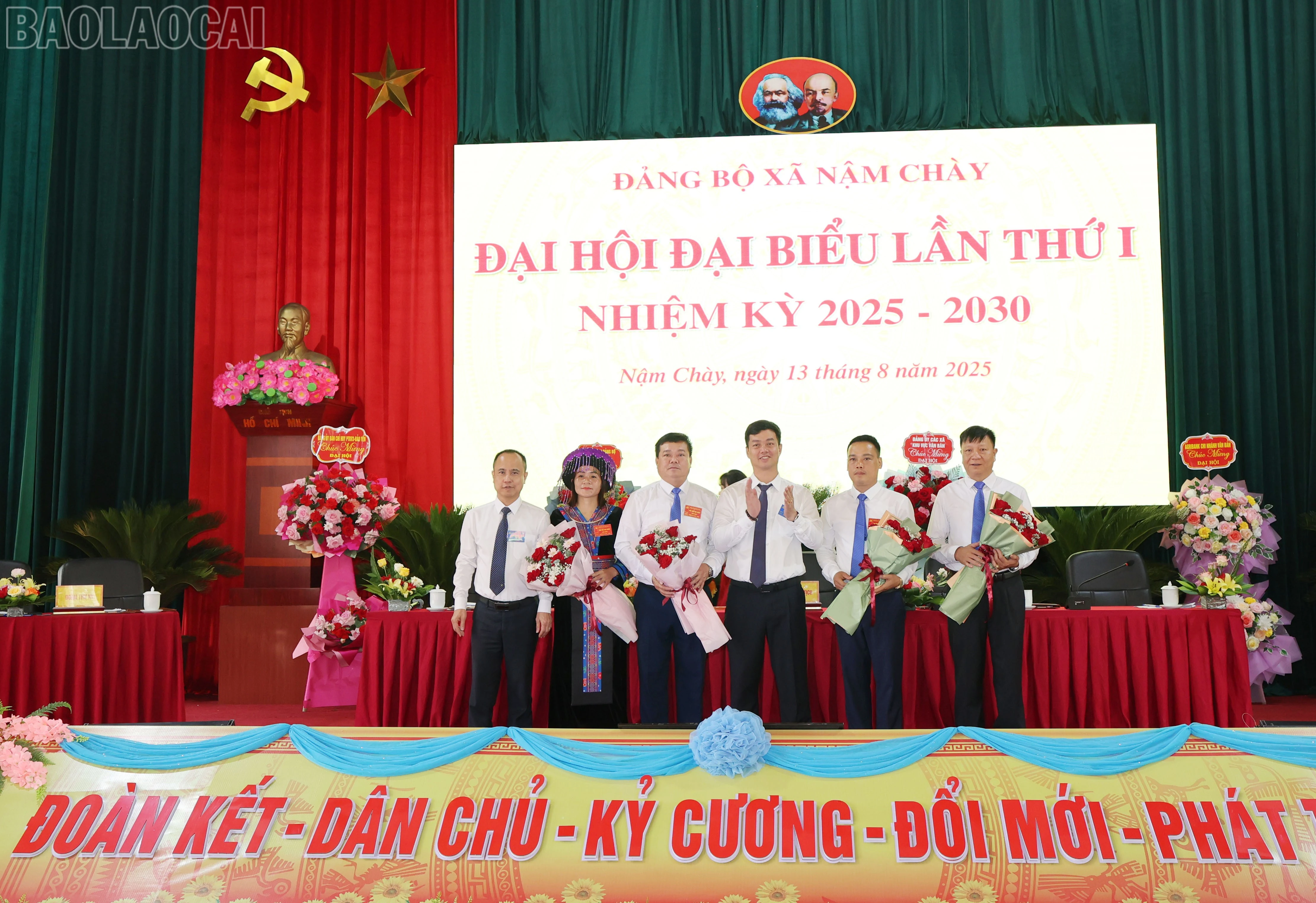 Đồng chí Nguyễn Minh Toàn tặng hoa chúc mừng Ban Chấp hành Đảng bộ xã Nậm Chày và Đoàn đại biểu Đảng bộ xã Nậm Chày dự đại hội Đảng bộ tỉnh Lào Cai.