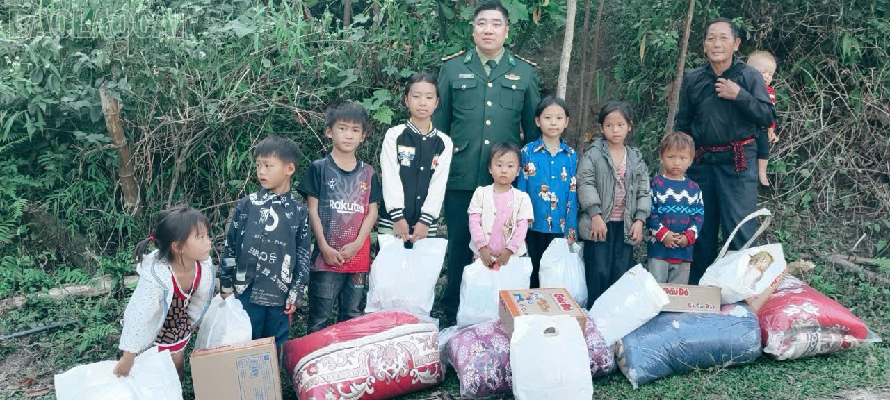 Memberikan hadiah kepada rumah tangga miskin dan siswa di komunitas Trinh Tuong. baolaocai-tl_z7301835047967-e53b6480d46199e7db580d9333025ed3.jpg