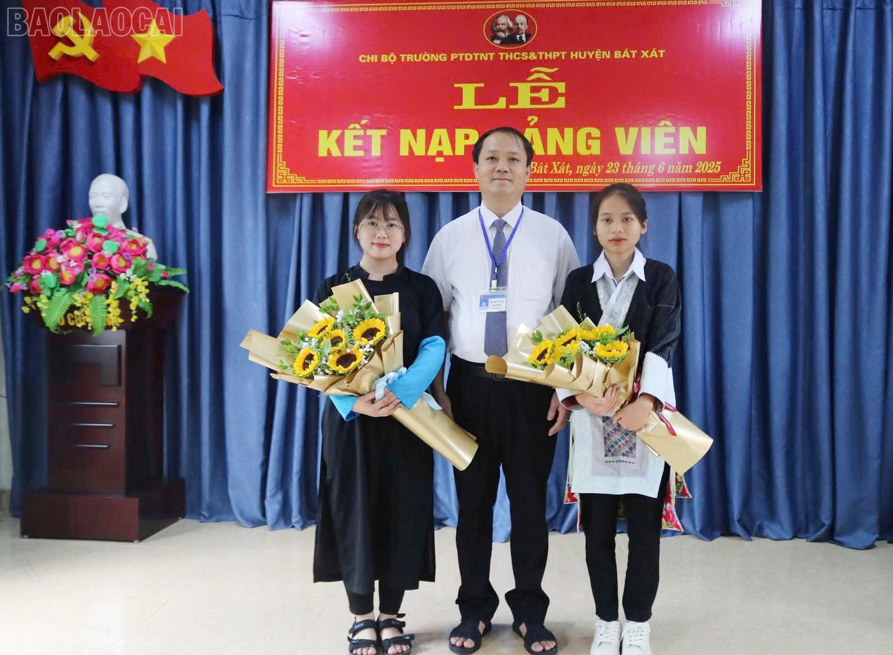 Trao quyết định, tặng hoa chúc mừng 2 đảng viên mới. baolaocai-tl_z6734667945956-987c1963384d05c7dbbc1176b5a0a5c5.jpg