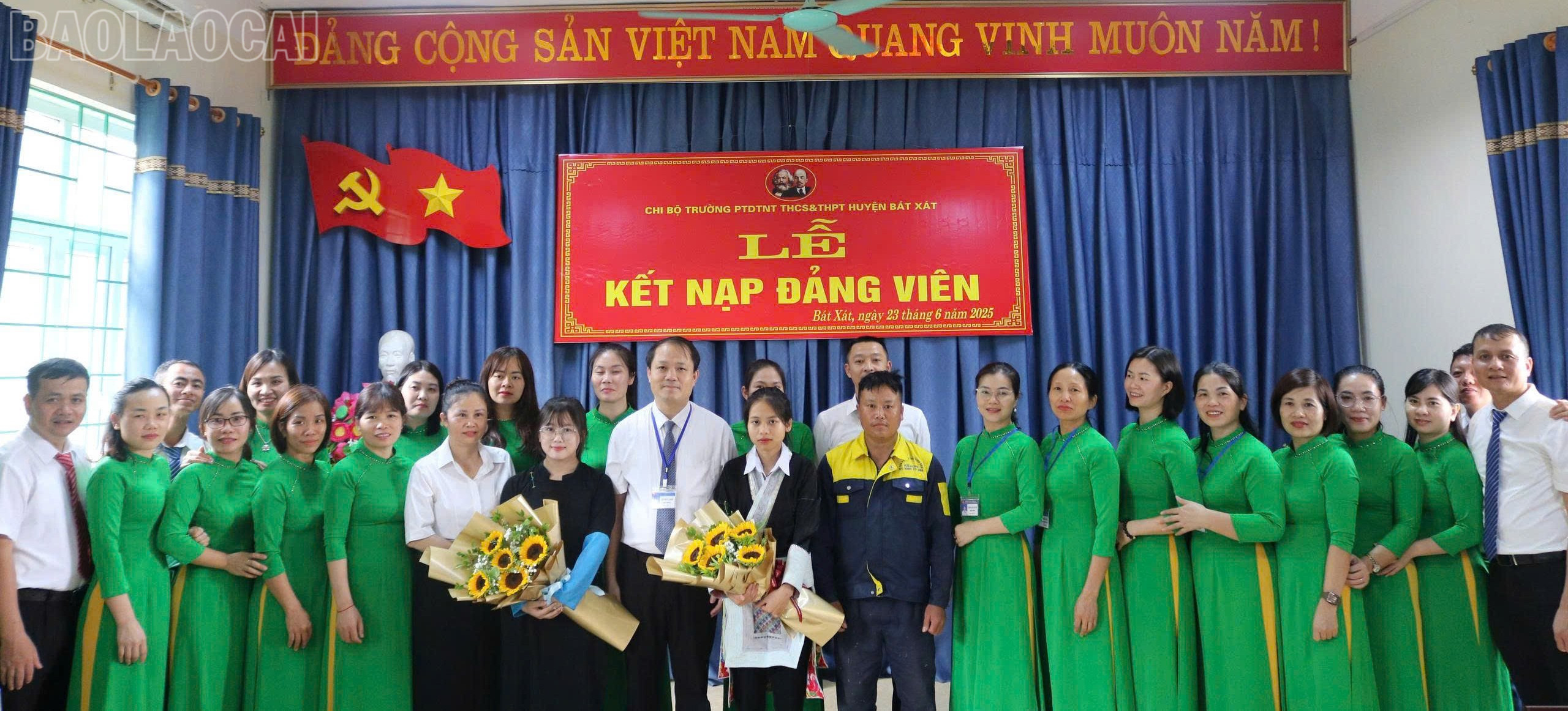 2 đảng viên mới chụp ảnh lưu niệm với cán bộ, đảng viên trong chi bộ và gia đình. baolaocai-tl_z6734667977483-501c4ae40cc609b7a5c7227b2234d5e5.jpg