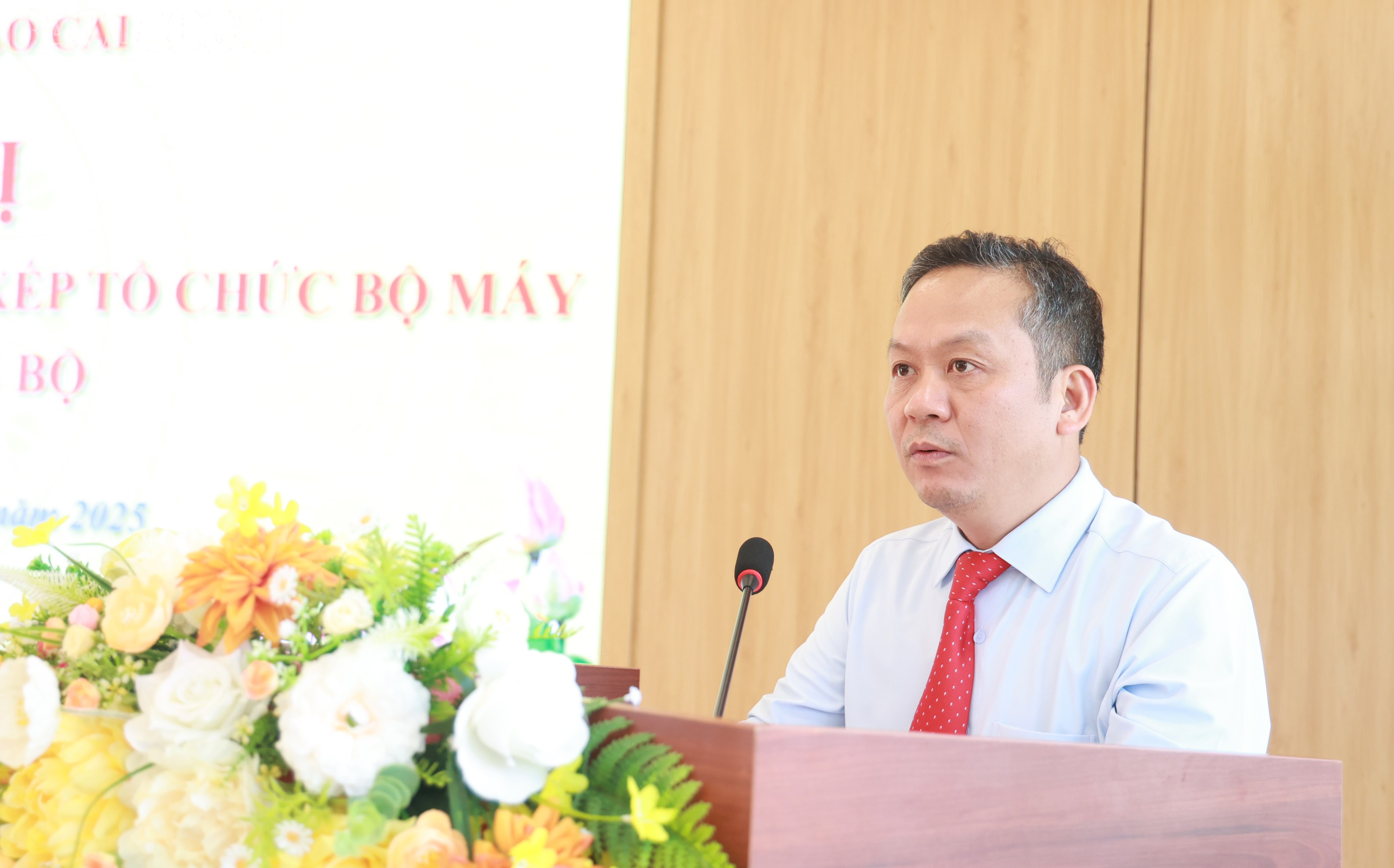 Đồng chí Nguyễn Quốc Huy, Bí thư Đảng ủy phường Lào Cai phát biểu tại hội nghị. baolaocai-tl_0b0a0988.jpg
