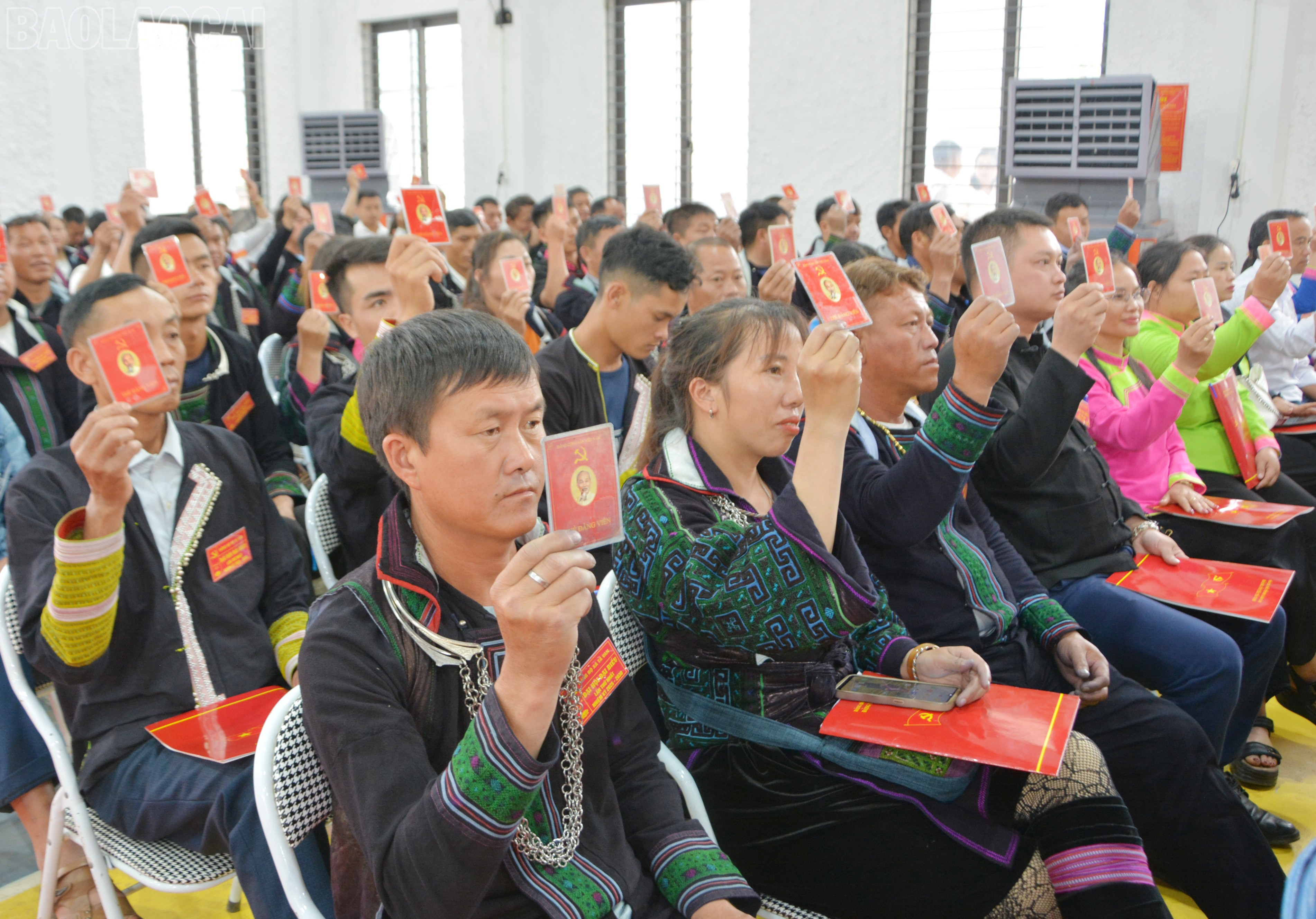 Đại biểu biểu quyết thông qua nghị quyết đại hội. baolaocai-tl_dsc-8030.jpg