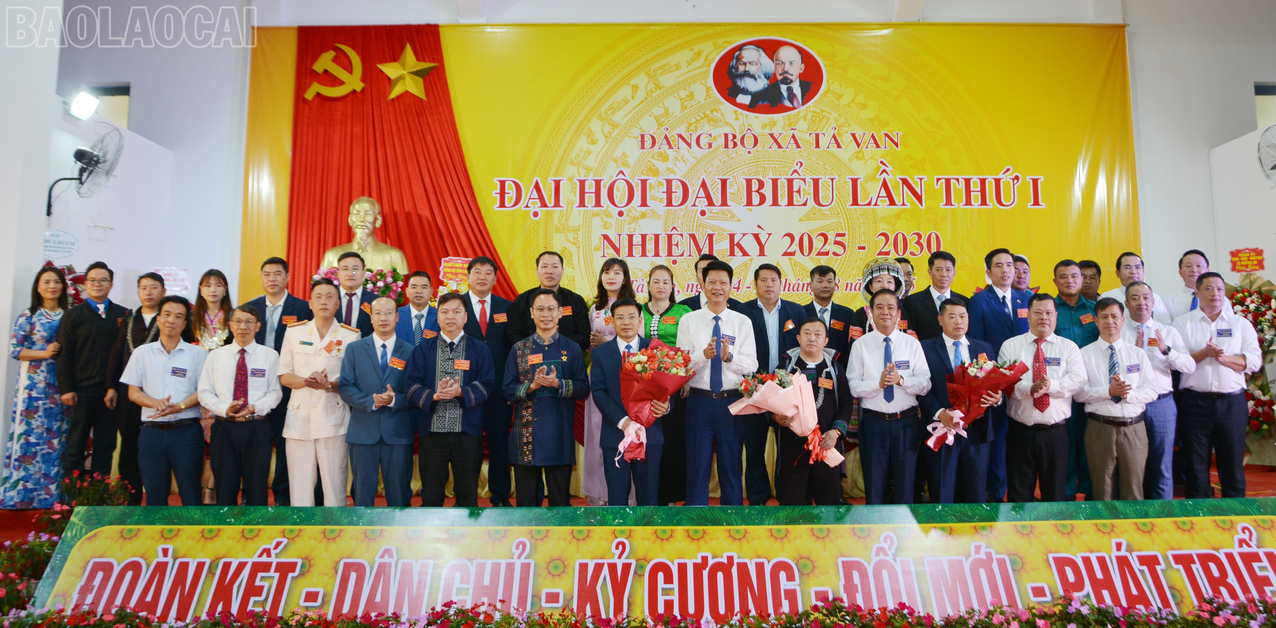 Các đồng chí lãnh đạo tỉnh, đại biểu dự đại hội chụp ảnh lưu niệm với Ban Chấp hành Đảng bộ xã Tả Van, nhiệm kỳ 2025 - 2030. baolaocai-tl_dsc-8020.jpg