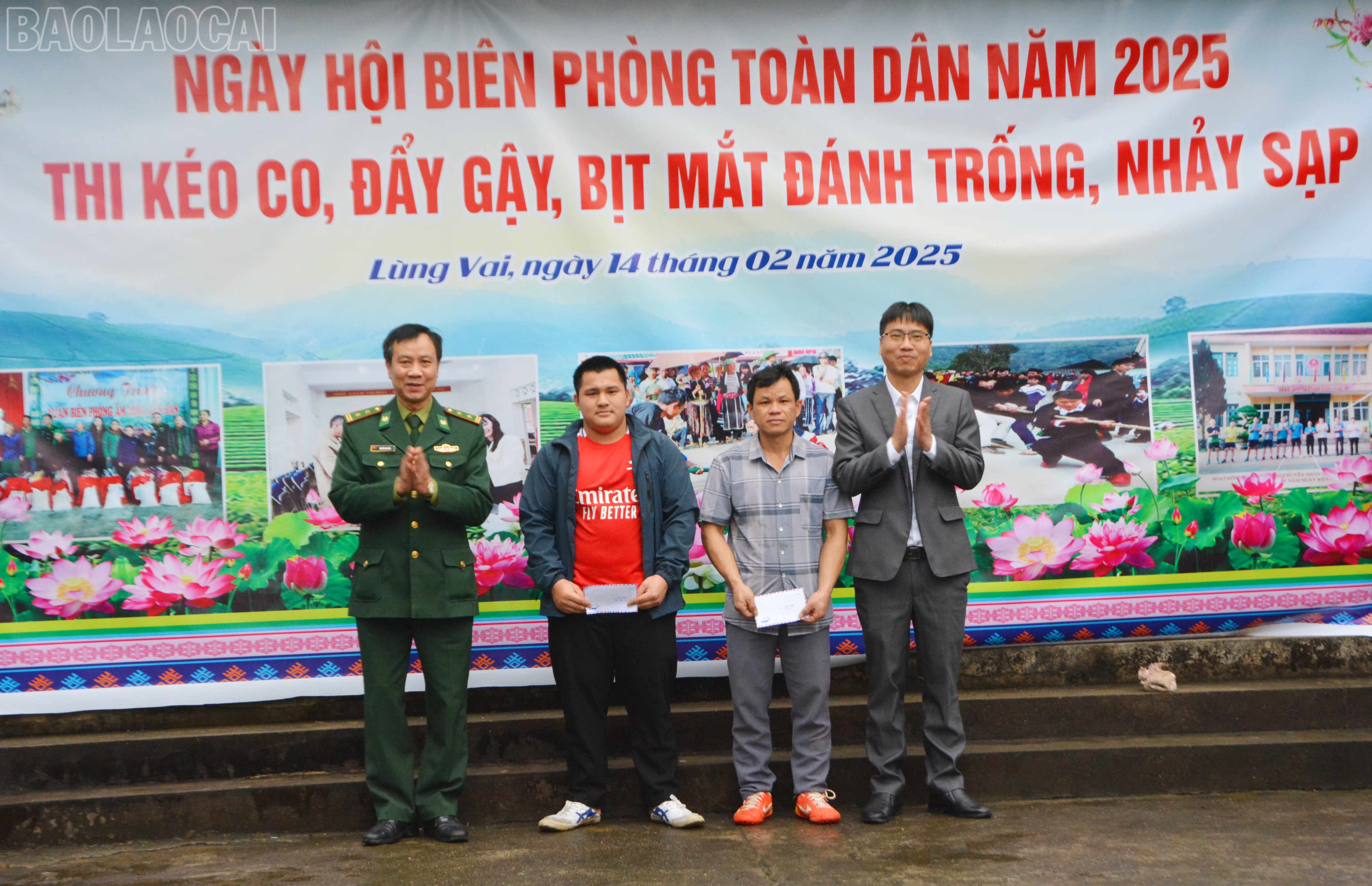 Ban tổ chức trao giải cho các đội đạt thành tích xuất sắc phần thi thể thao. baolaocai-tl_dsc-5023.jpg
