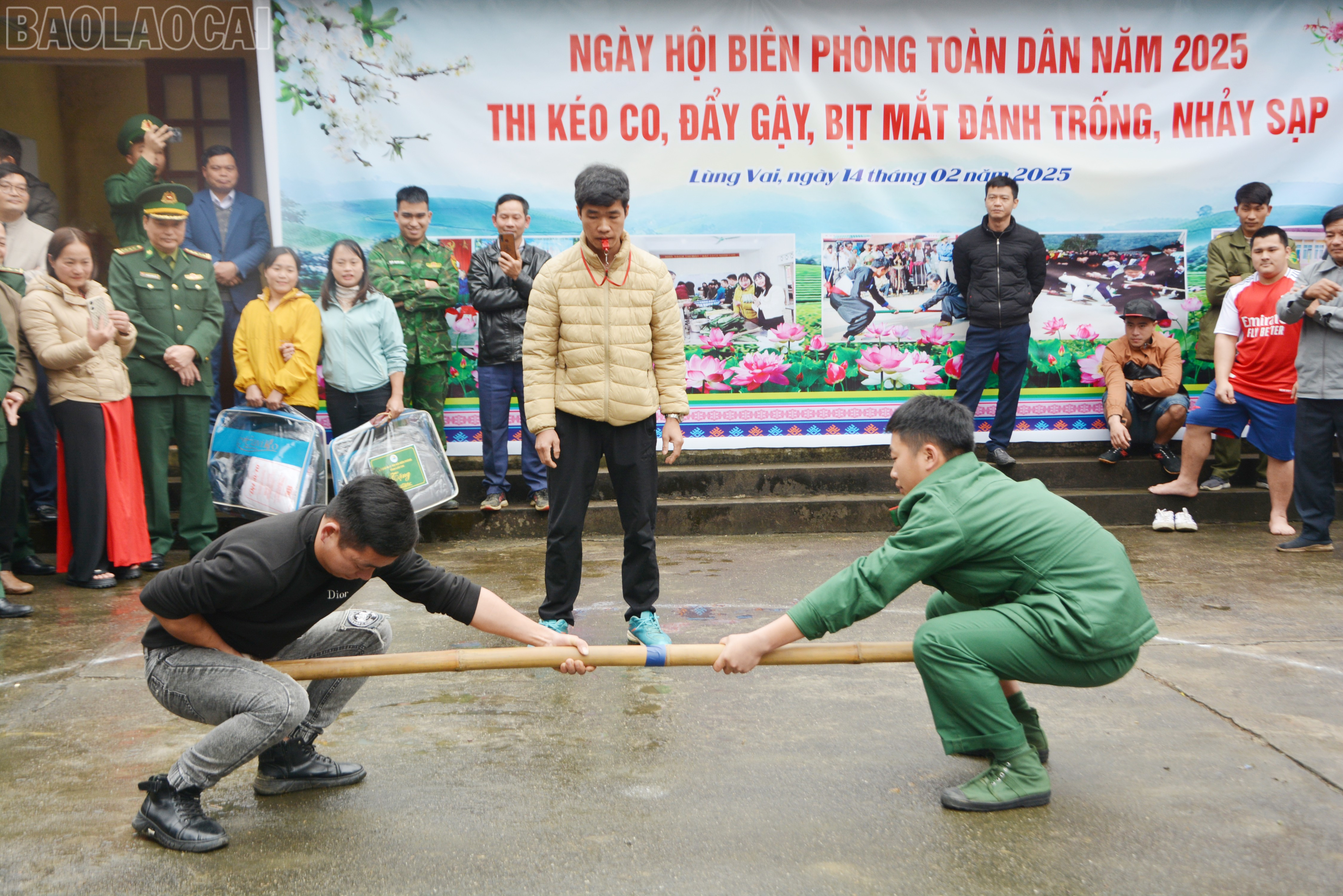 Ngoài ra, phần hội cũng diễn ra nhiều hoạt động thể thao sôi nổi. Trong ảnh: Chiến sĩ Đồn Biên phòng Bản Lầu thi đấu môn đẩy gậy với người dân địa phương. baolaocai-tl_dsc-4985.jpg