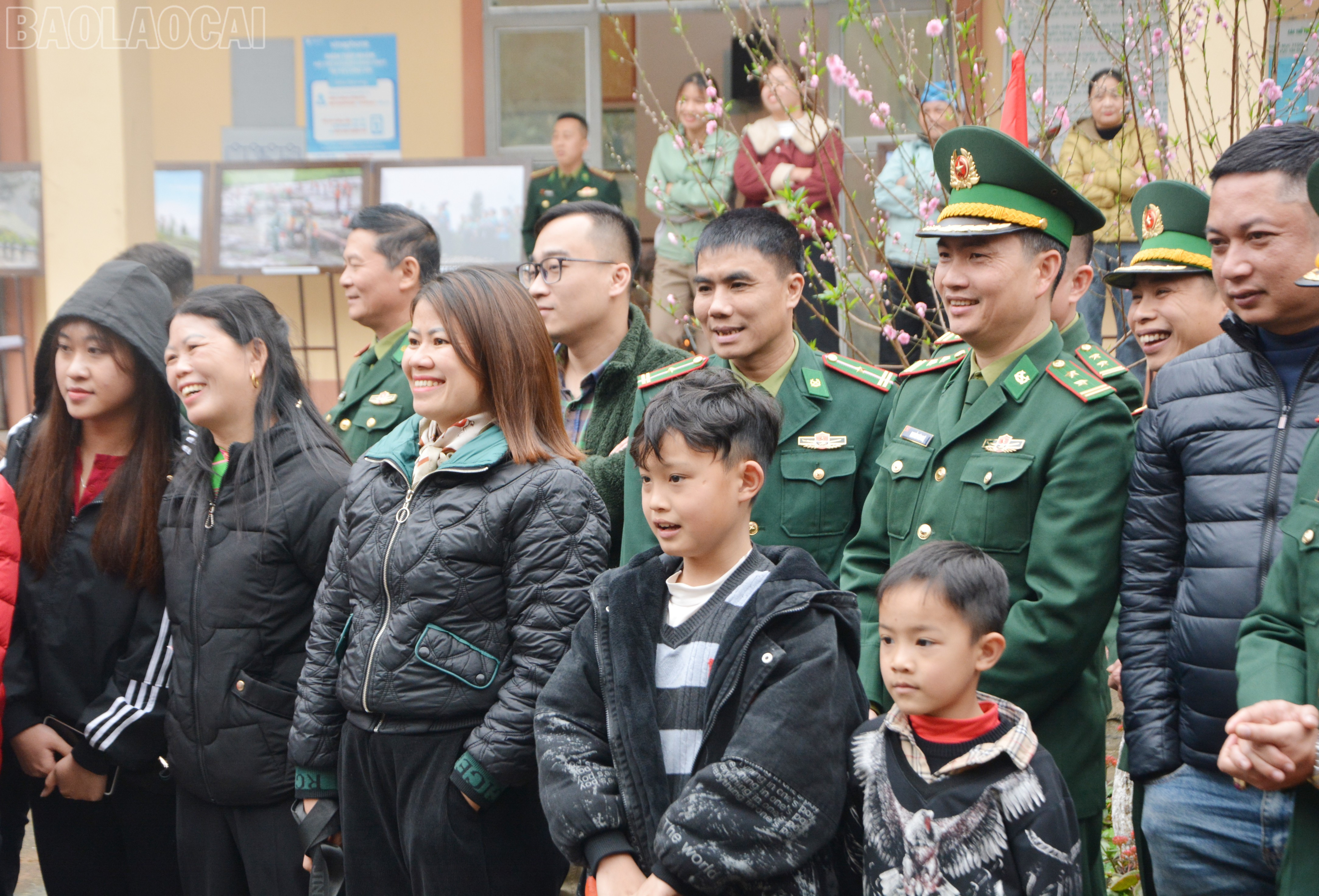 Chương trình "Ngày hội Biên phòng" với những hoạt động ý nghĩa đã để lại nhiều niềm vui và tình cảm gắn bó, động viên cán bộ, chiến sĩ, người dân địa phương, từ đó tiếp tục thi đua công tác, lao động, sản xuất, góp phần bảo vệ, xây dựng biên giới ngày càng vững mạnh. baolaocai-tl_dsc-4950.jpg