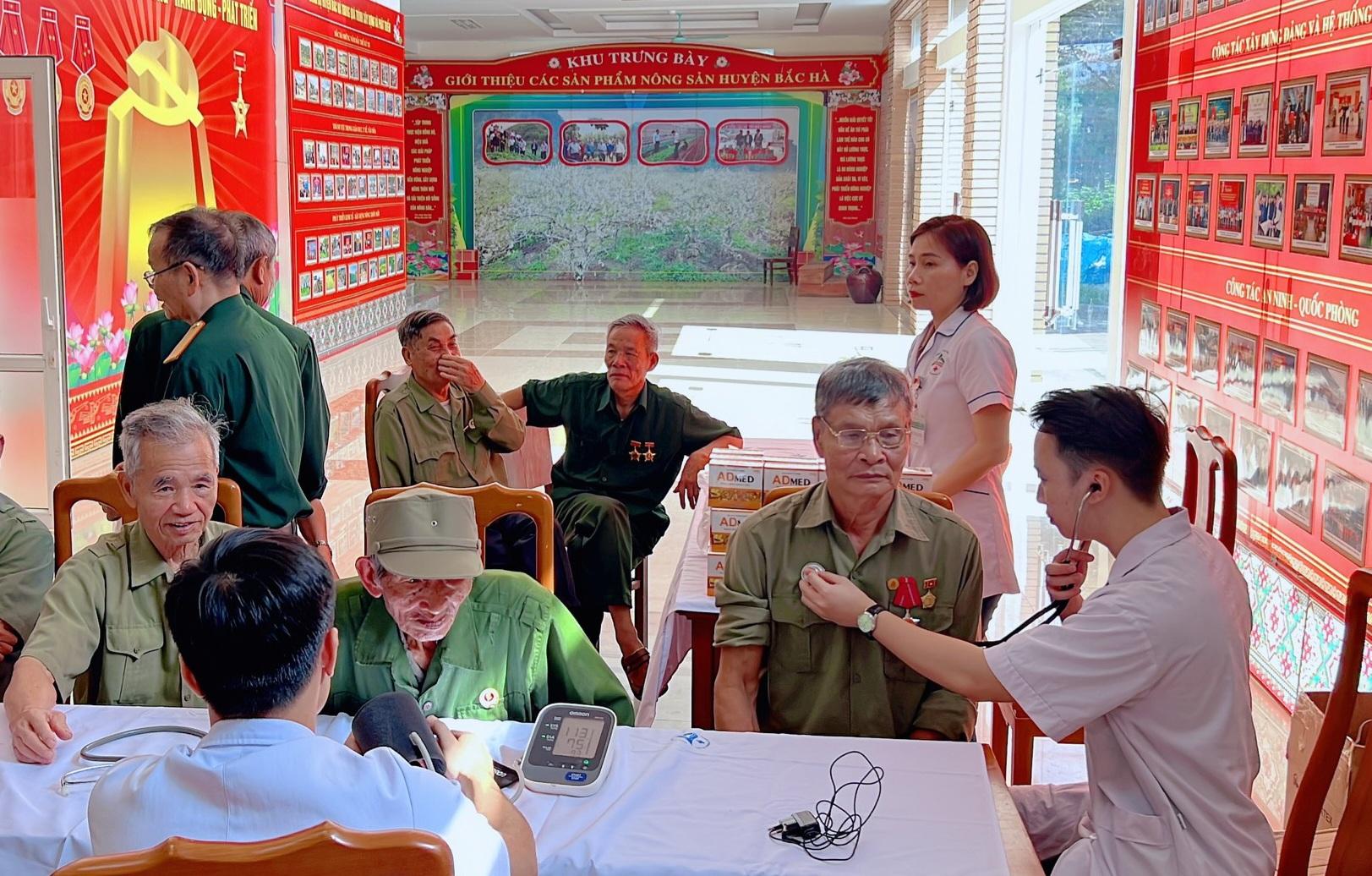 Khám bệnh cho các nạn nhân chất độc da cam huyện Bắc Hà (ảnh cộng tác viên cung cấp). z5710675873454_4daeeed931e88f2c58551d51acc41181.jpg