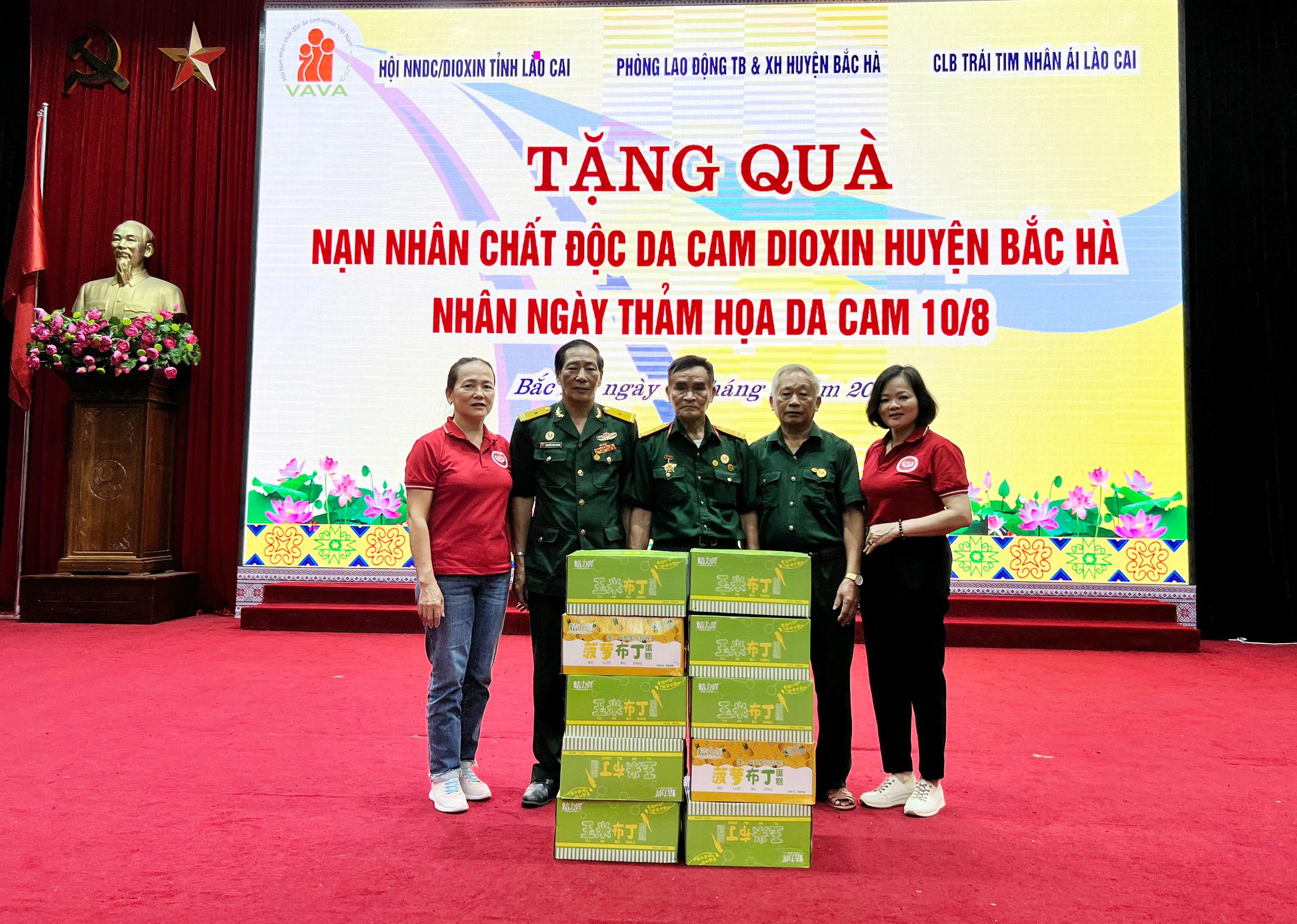 Hội Nạn nhân chất độc da cam/dioxin tỉnh Lào Cai phối hợp với các đơn vị trao tặng quà cho nạn nhân chất độc da cam (ảnh cộng tác viên cung cấp). z5710585346809_46b710e632d2877e3b54991f8f3190ca.jpg