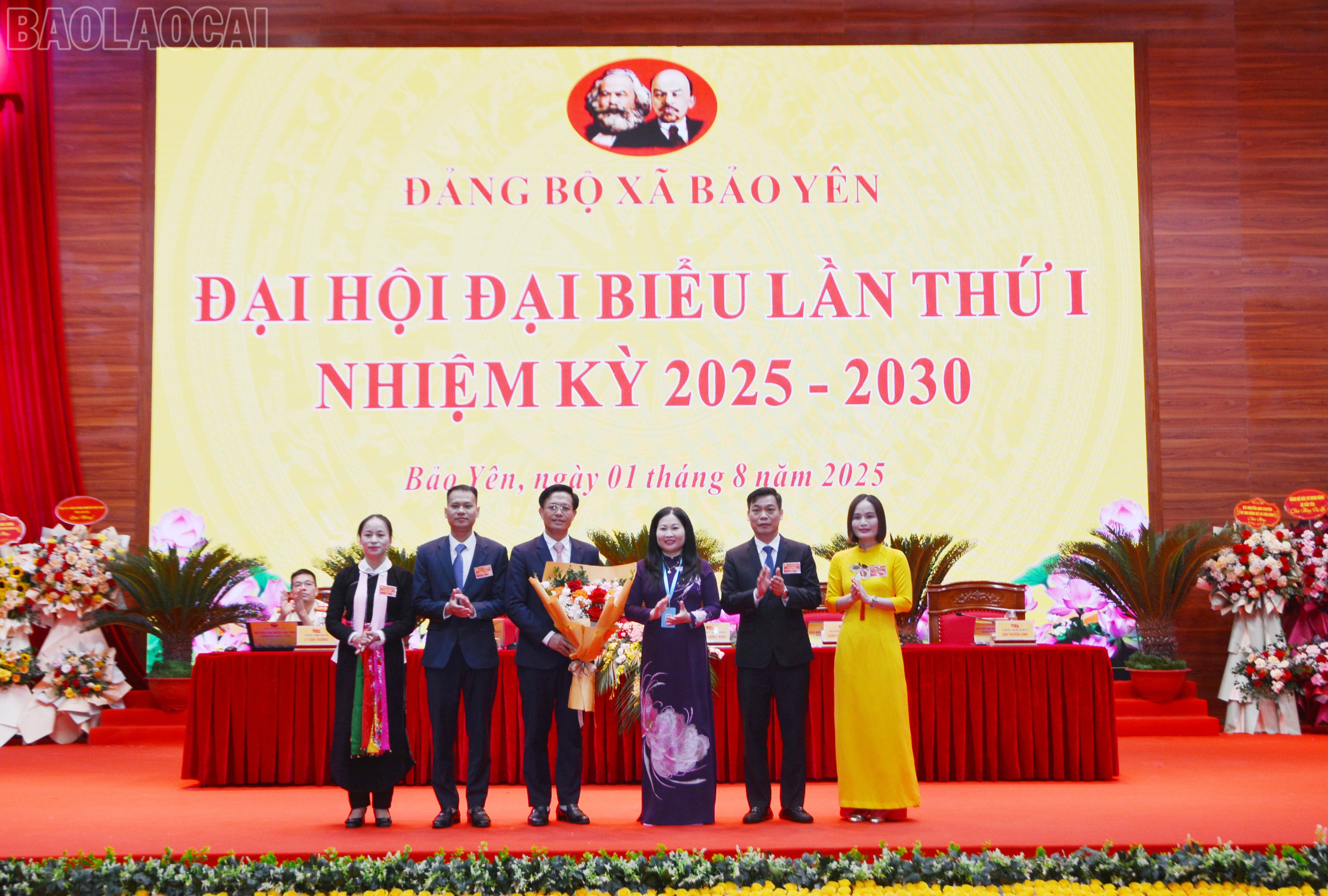 Lãnh đạo tỉnh Lào Cai tặng hoa Đoàn đại biểu Đảng bộ xã Bảo Yên dự Đại hội Đảng bộ tỉnh Lào Cai, nhiệm kỳ 2025 - 2030. baolaocai-tl_dsc-7930.jpg